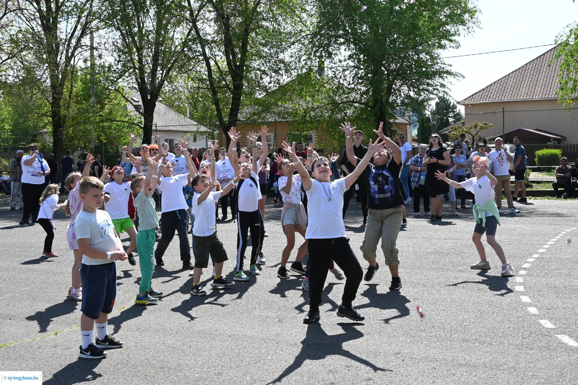 Tavaszi zsibongó és Népzenei Fesztivál Sóstóhegyen 