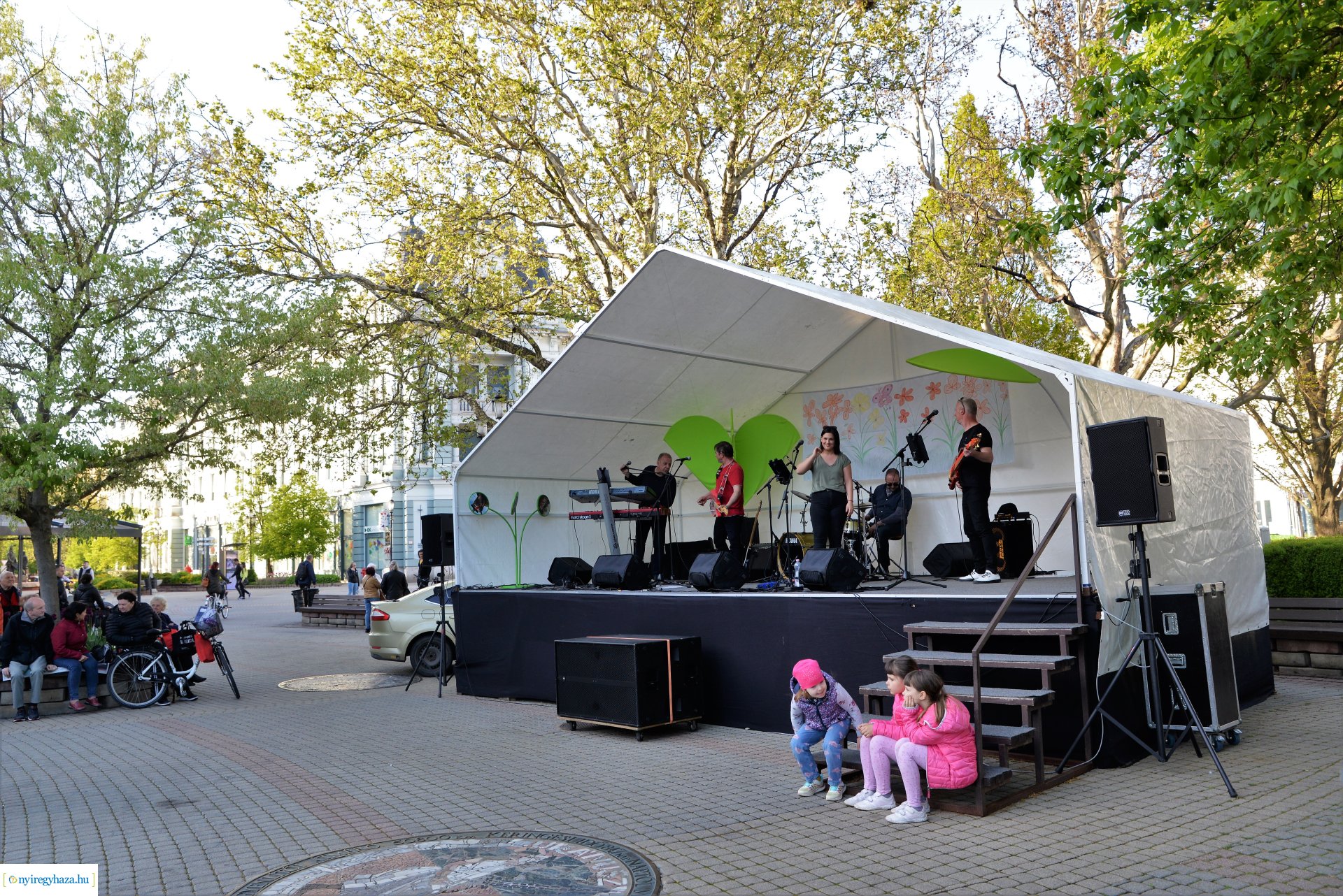Tavaszi zsongás a Kossuth téren - a Polip együttes koncertje