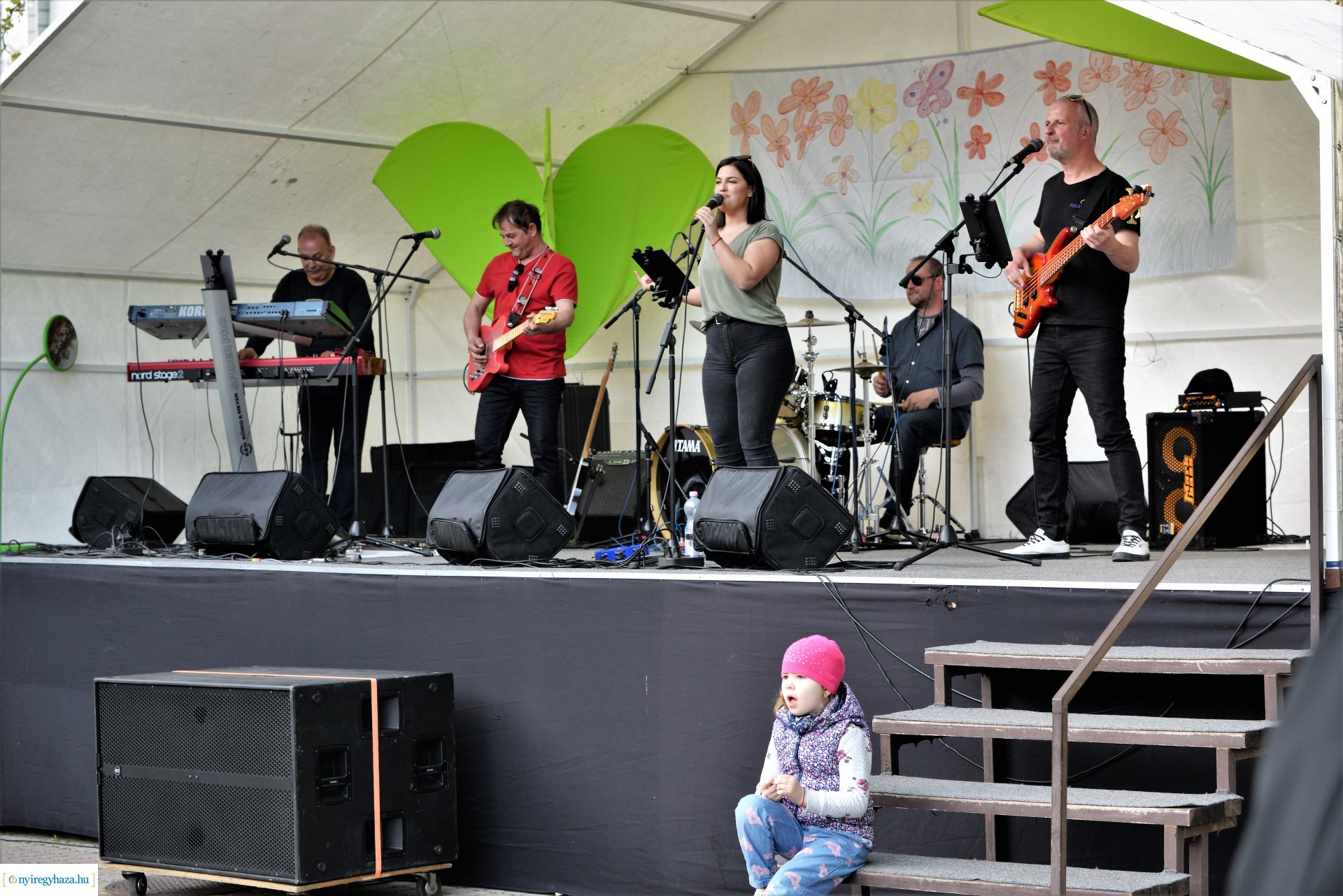 Tavaszi zsongás a Kossuth téren - a Polip együttes koncertje