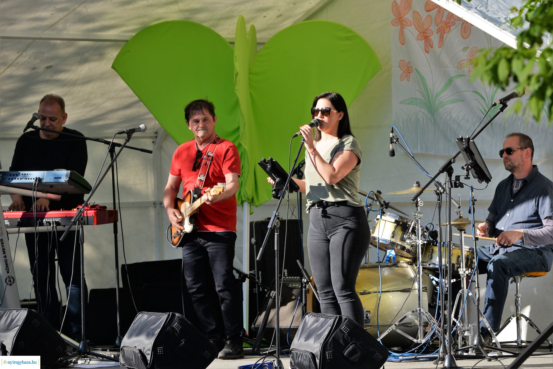 Tavaszi zsongás a Kossuth téren - a Polip együttes koncertje