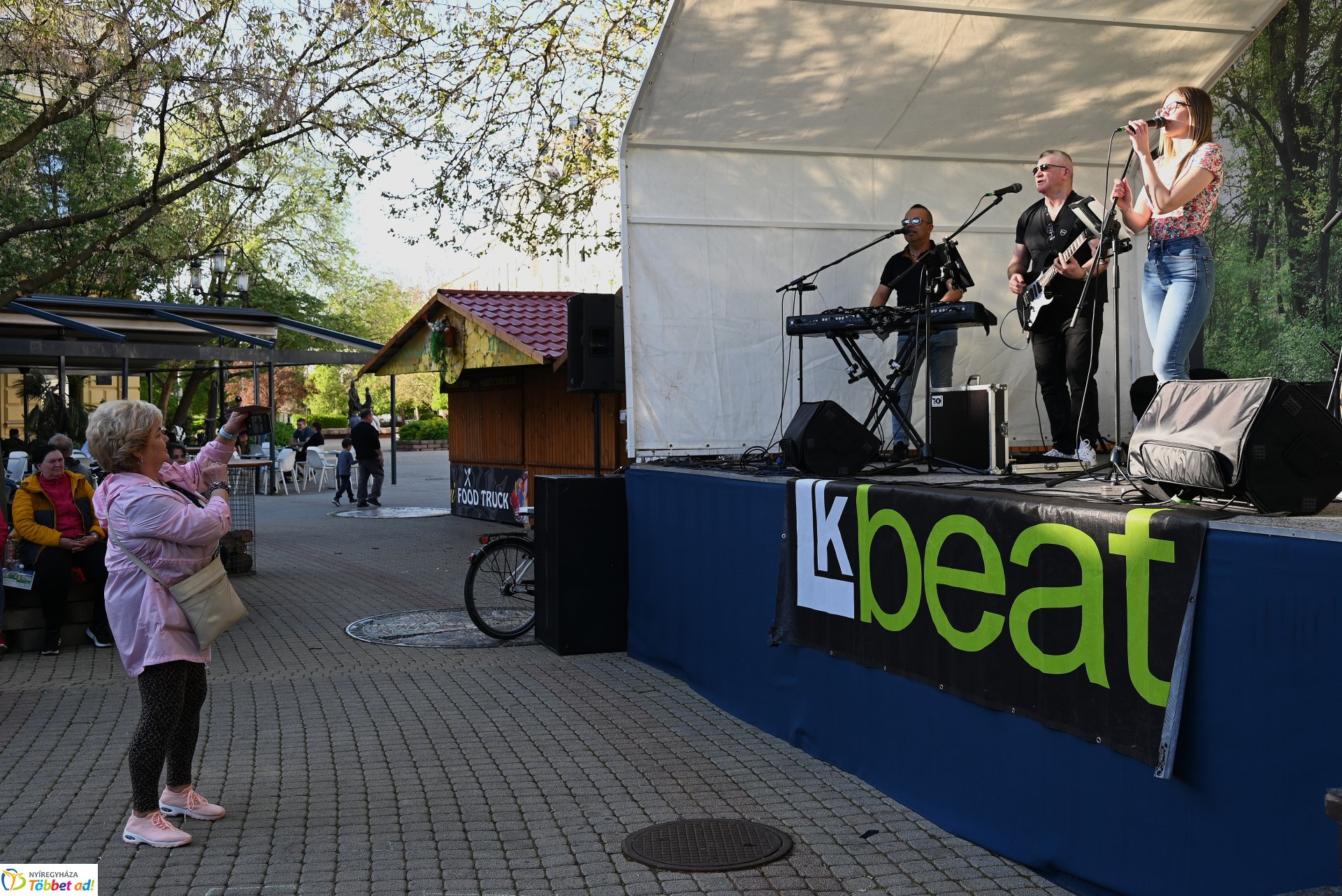Tavaszi zsongás a Kossuth téren - az LK Beat Zenekar koncertje