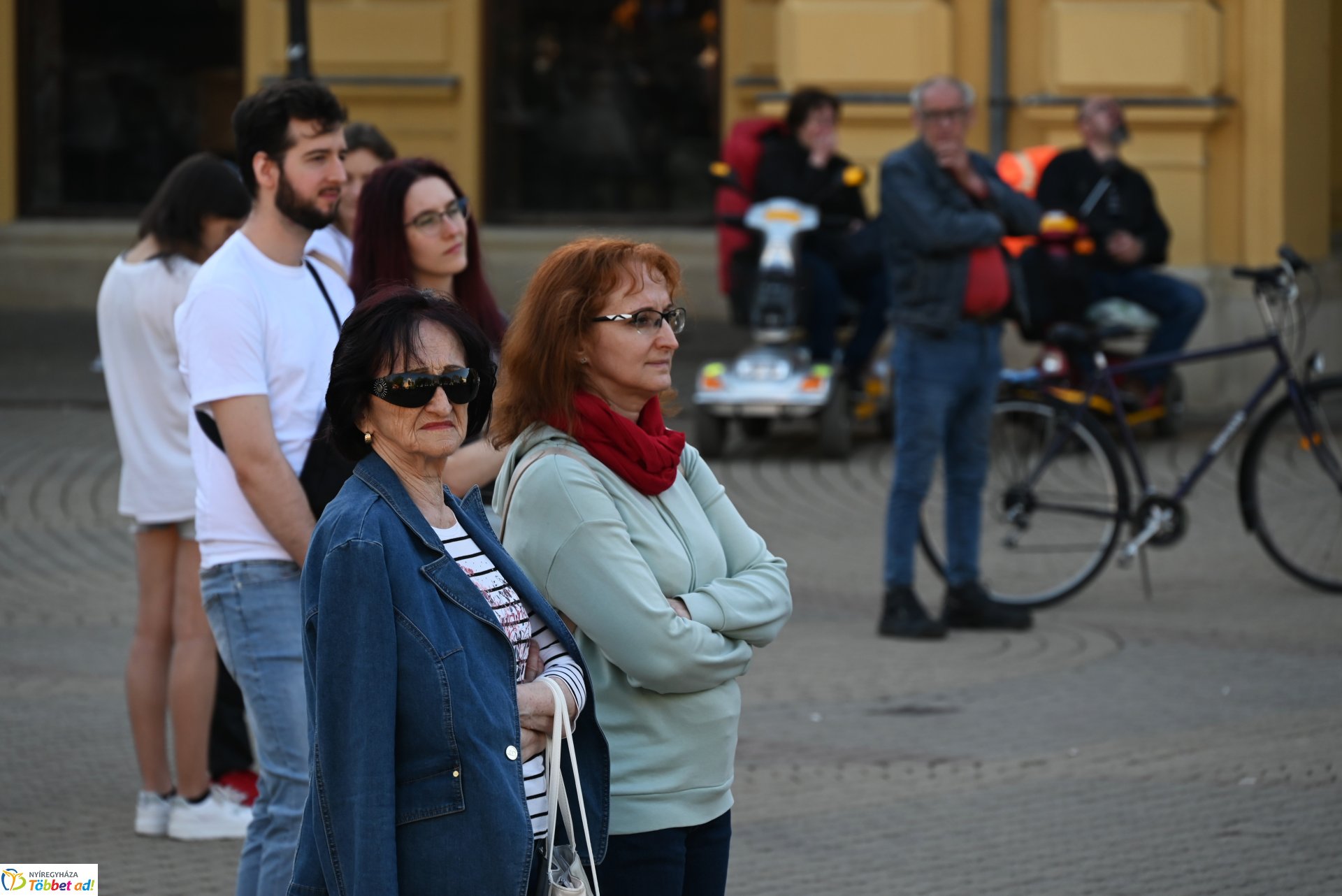 Tavaszi zsongás a Kossuth téren - az LK Beat Zenekar koncertje