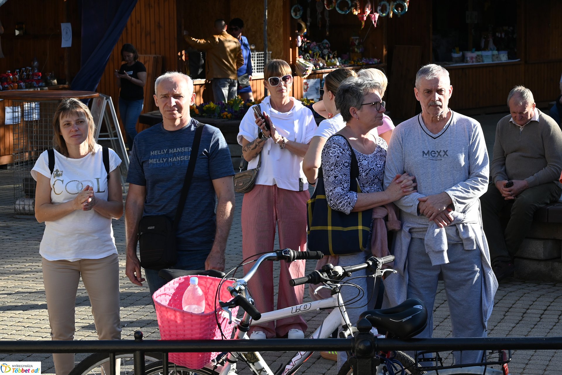 Tavaszi zsongás a Kossuth téren - az LK Beat Zenekar koncertje