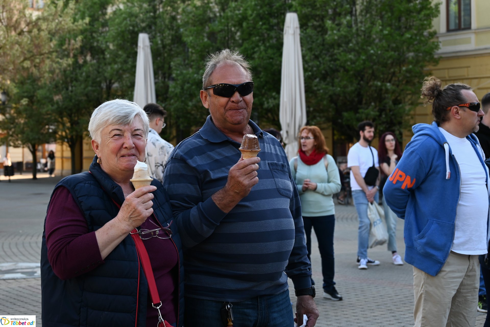 Tavaszi zsongás a Kossuth téren - az LK Beat Zenekar koncertje