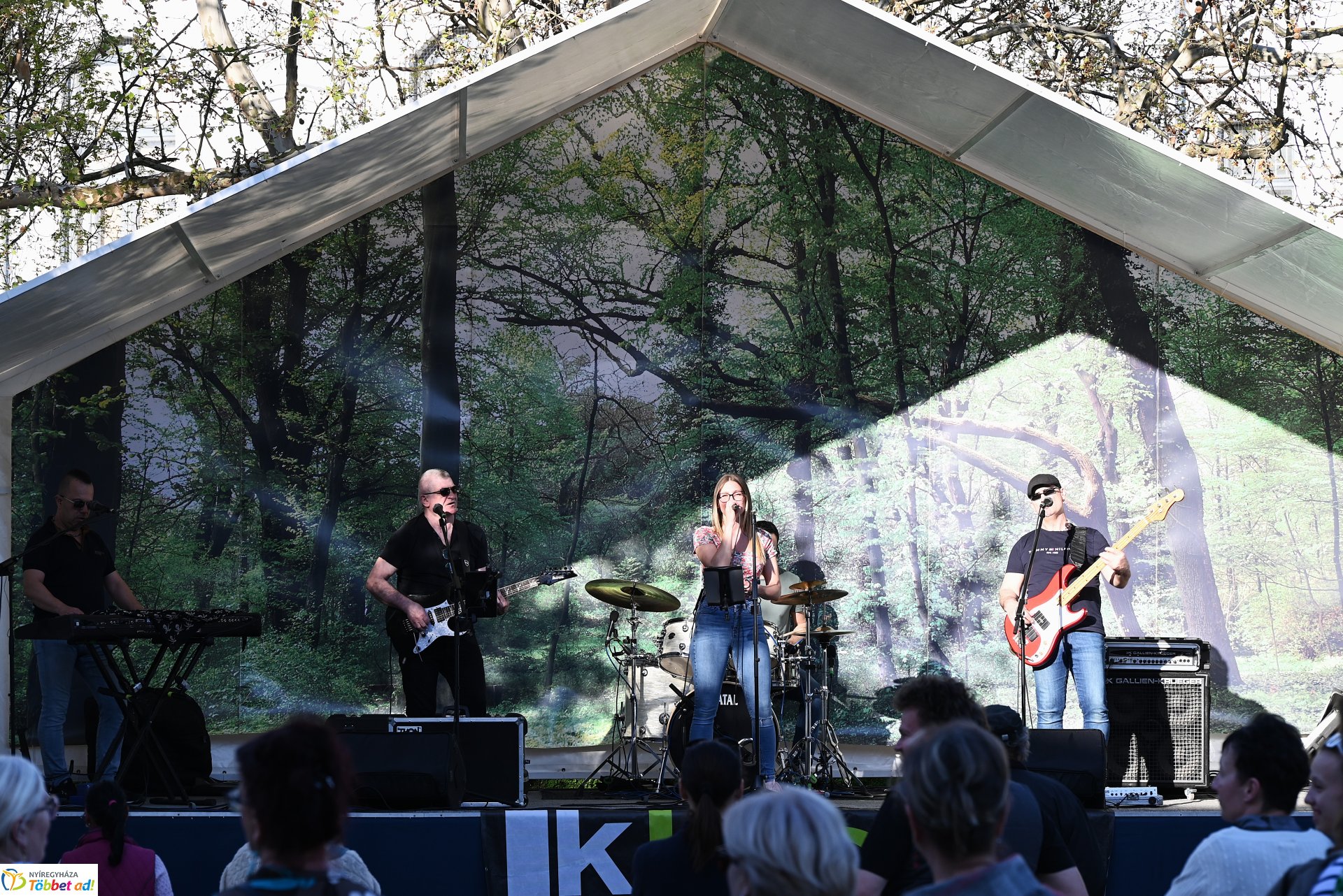 Tavaszi zsongás a Kossuth téren - az LK Beat Zenekar koncertje