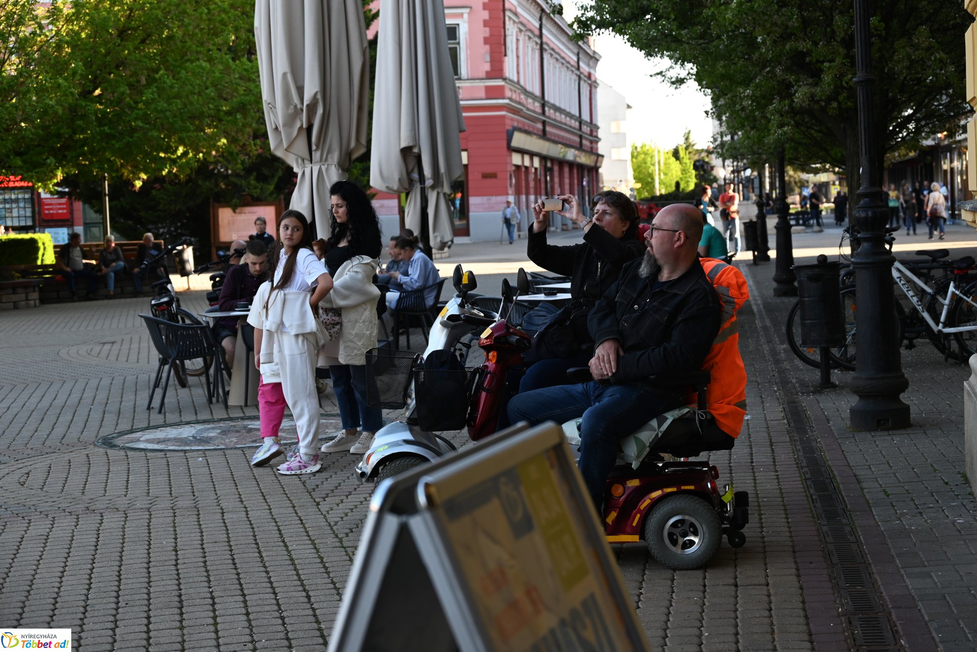 Tavaszi zsongás a Kossuth téren - az LK Beat Zenekar koncertje