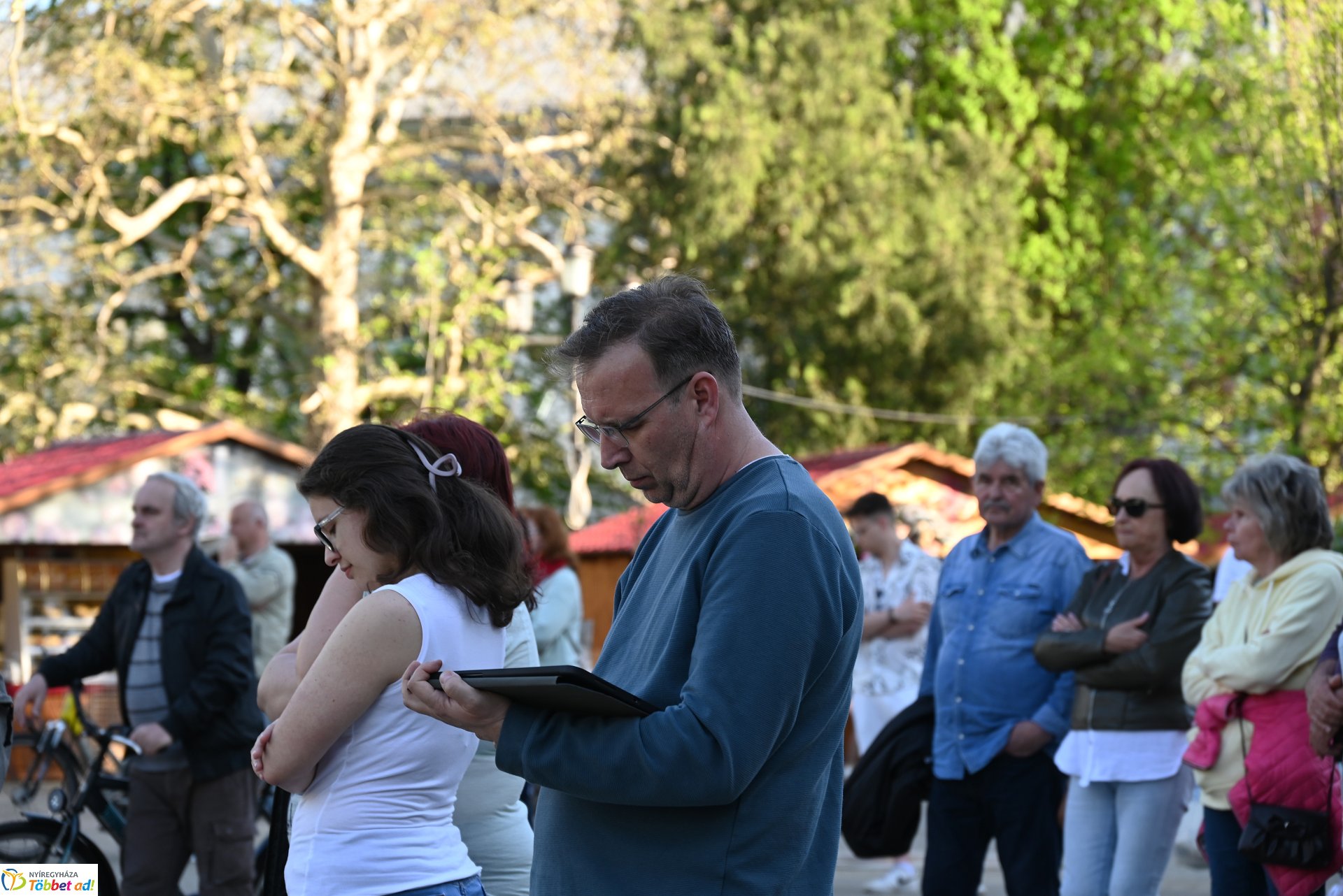 Tavaszi zsongás a Kossuth téren - az LK Beat Zenekar koncertje