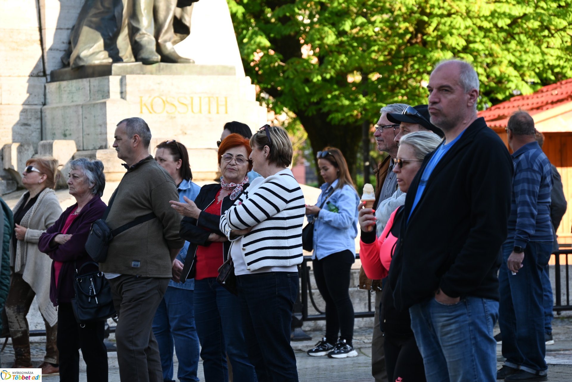 Tavaszi zsongás a Kossuth téren - az LK Beat Zenekar koncertje