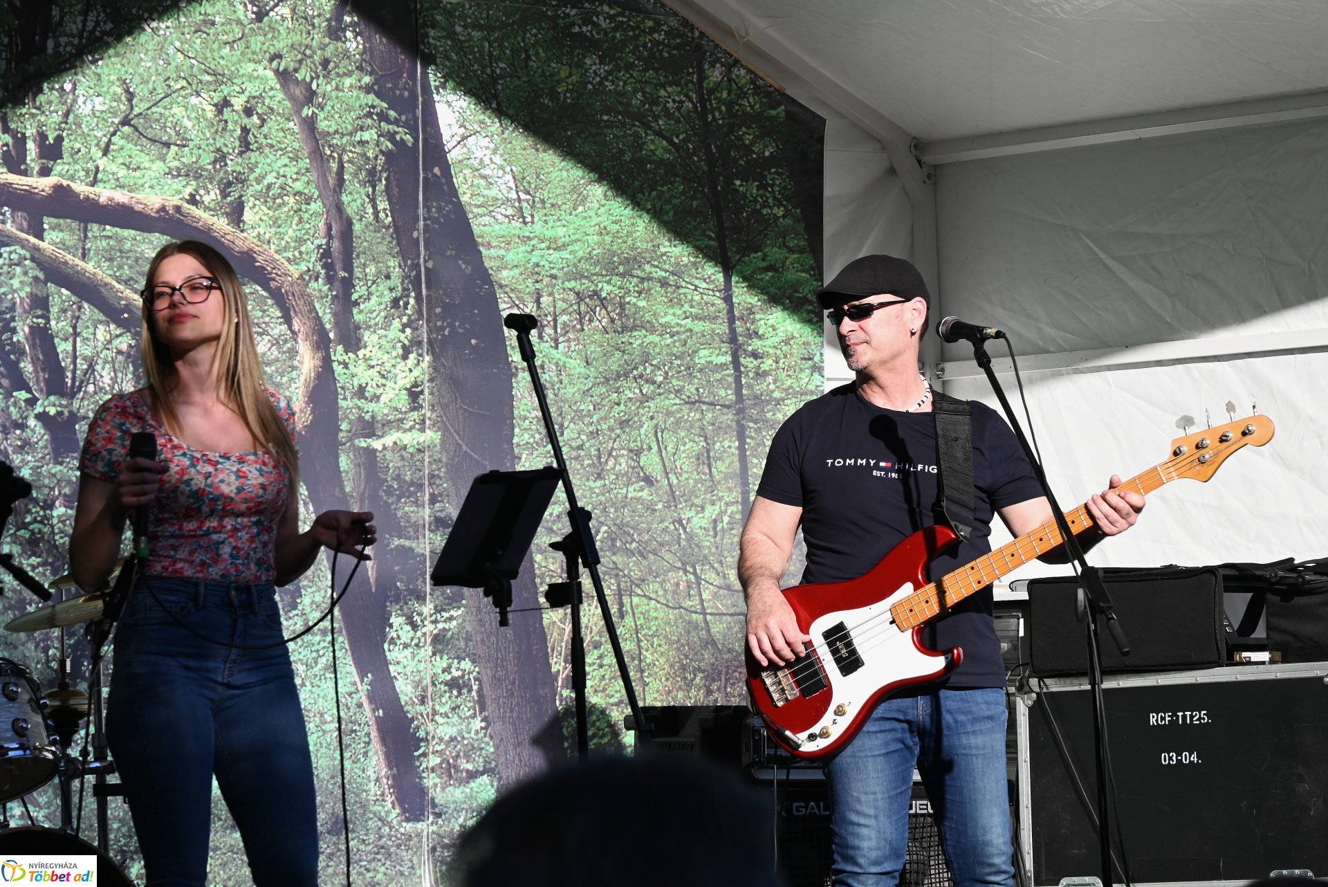 Tavaszi zsongás a Kossuth téren - az LK Beat Zenekar koncertje