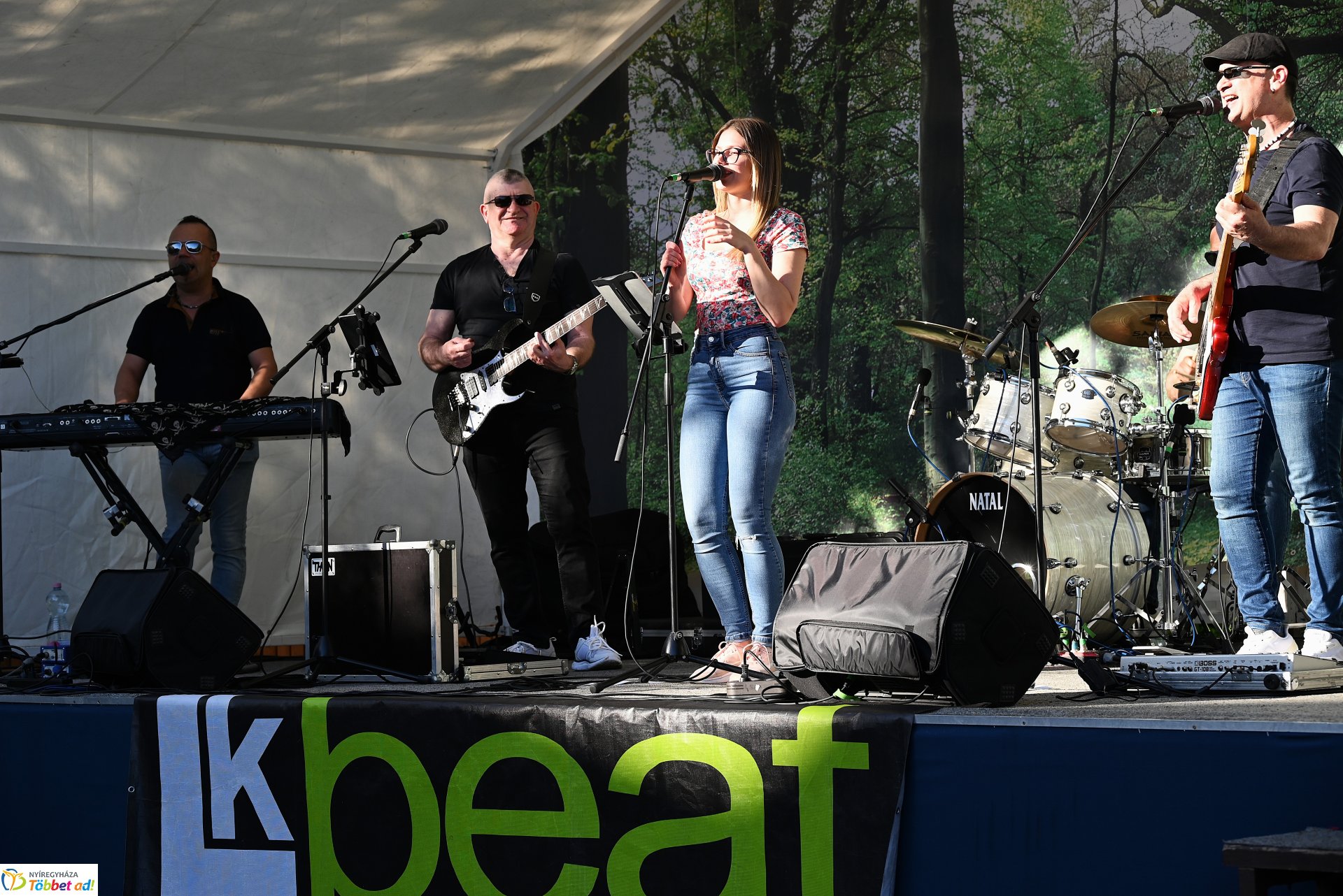 Tavaszi zsongás a Kossuth téren - az LK Beat Zenekar koncertje