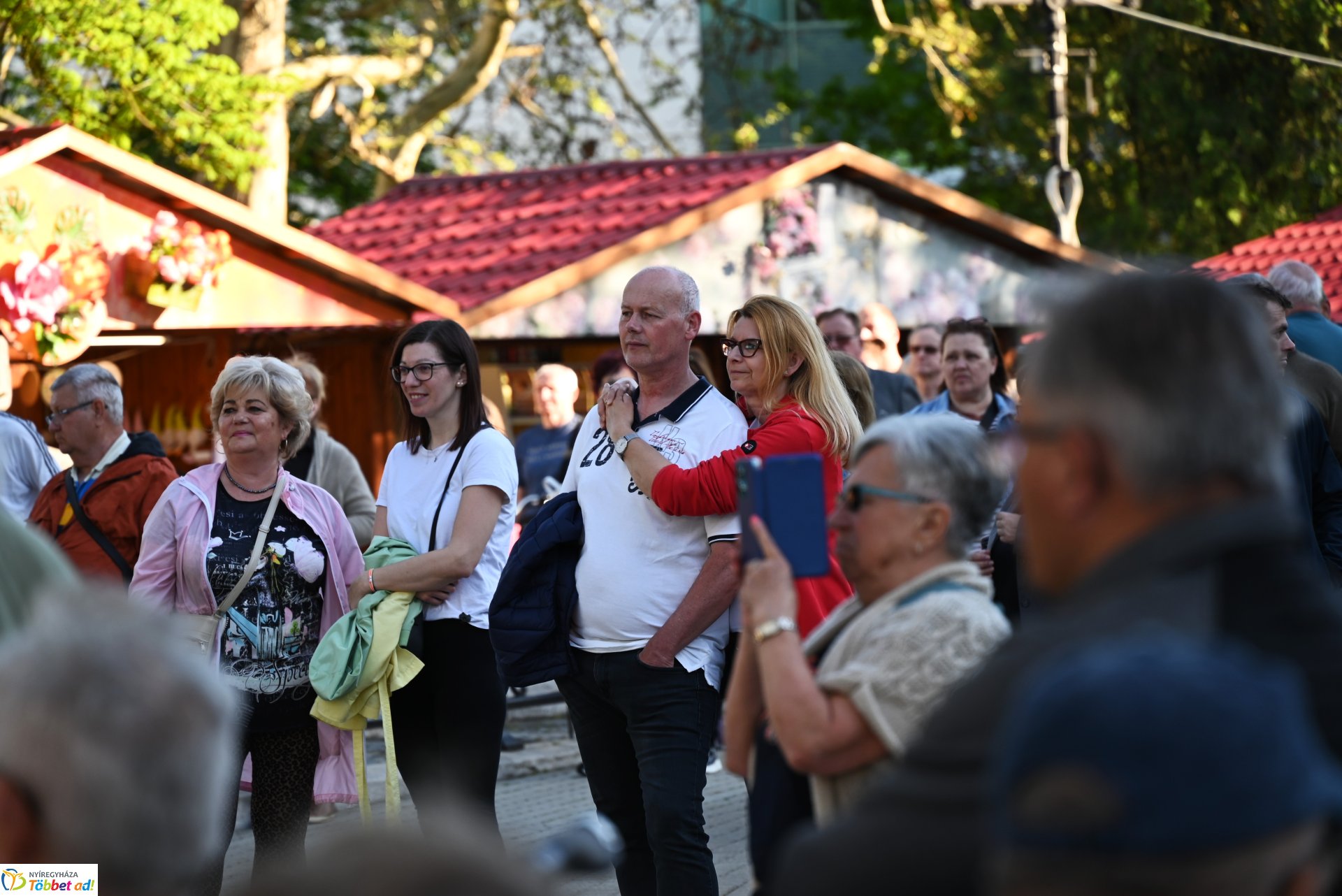 Tavaszi zsongás a Kossuth téren - az LK Beat Zenekar koncertje