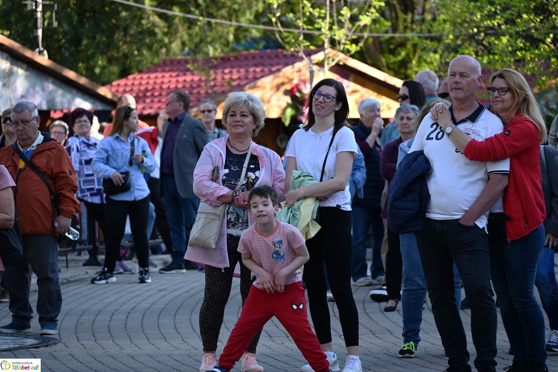 Tavaszi zsongás a Kossuth téren - az LK Beat Zenekar koncertje