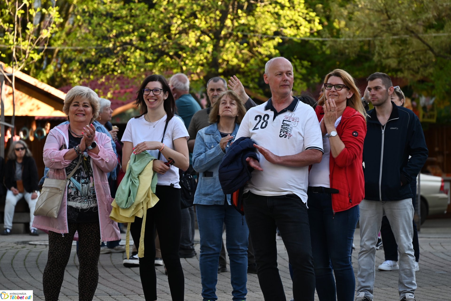 Tavaszi zsongás a Kossuth téren - az LK Beat Zenekar koncertje