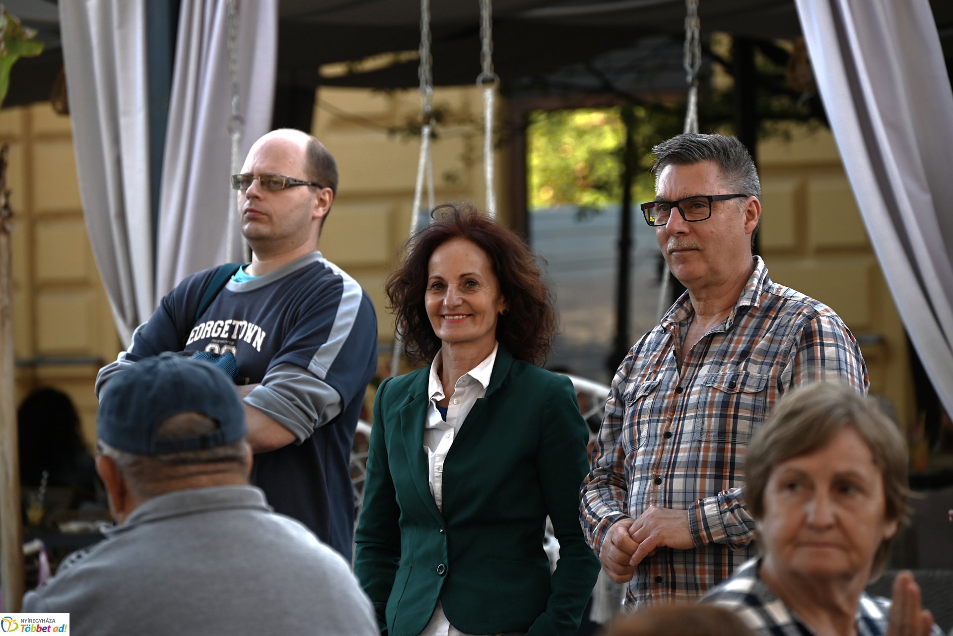 Tavaszi zsongás a Kossuth téren - az LK Beat Zenekar koncertje