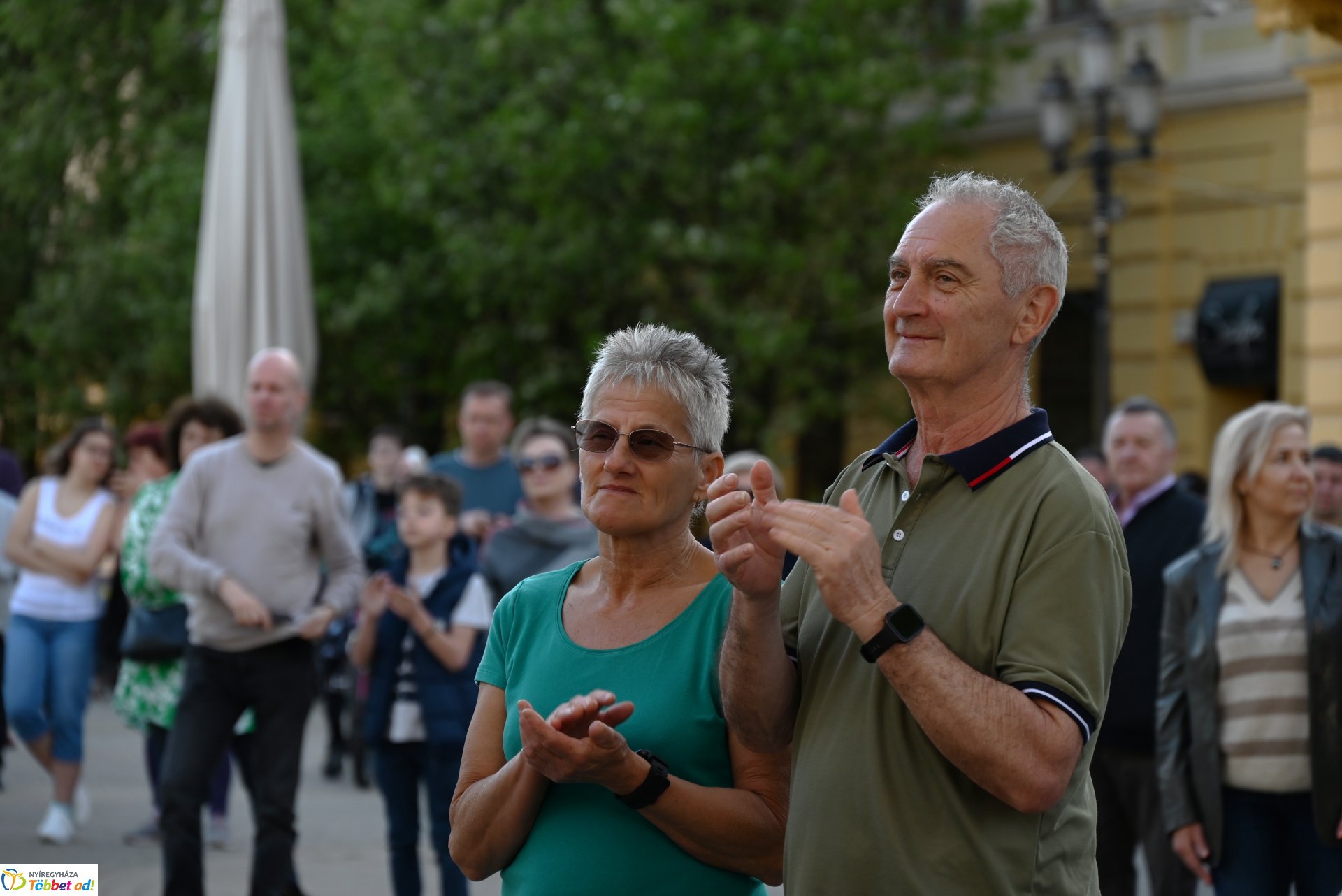 Tavaszi zsongás a Kossuth téren - az LK Beat Zenekar koncertje
