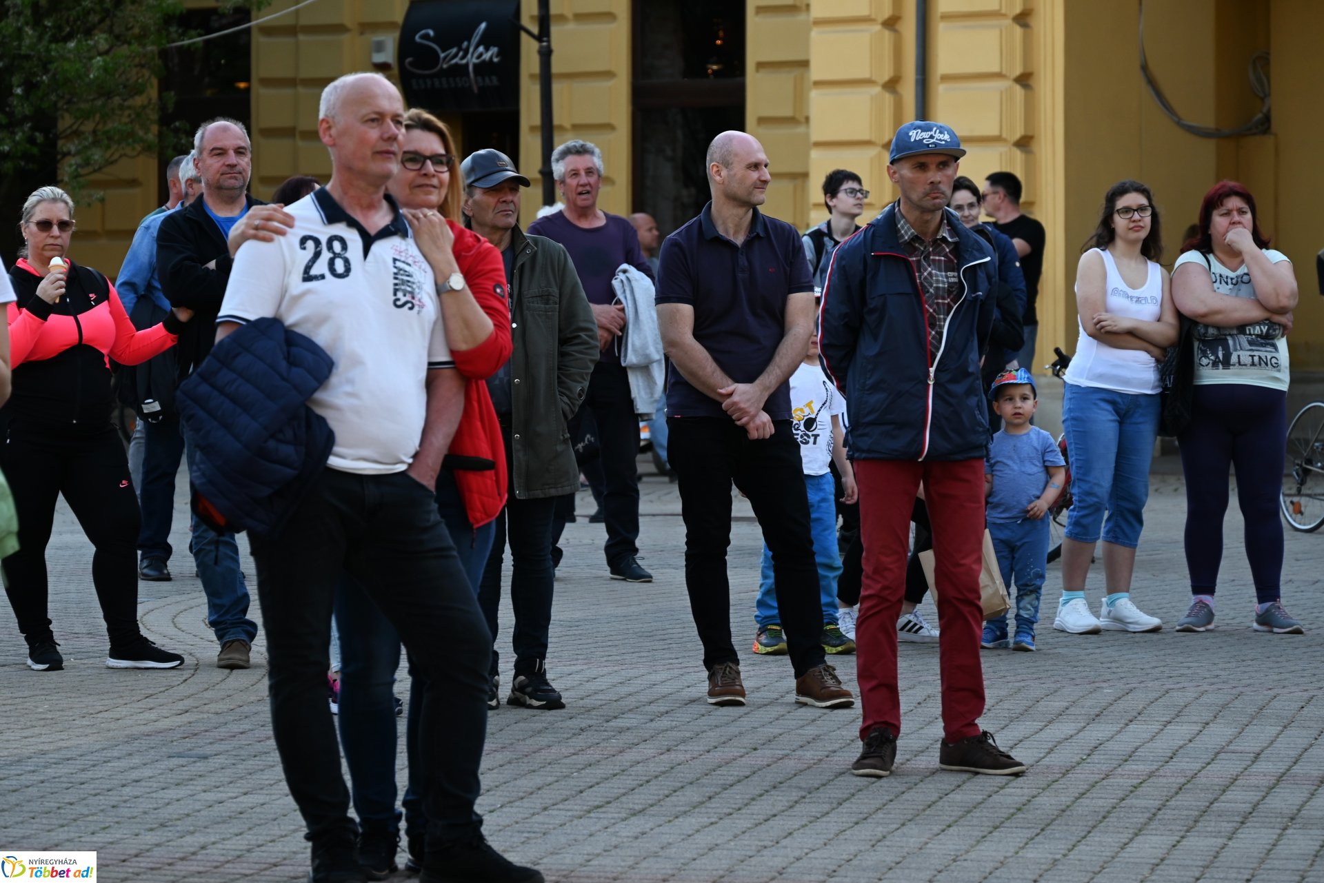Tavaszi zsongás a Kossuth téren - az LK Beat Zenekar koncertje