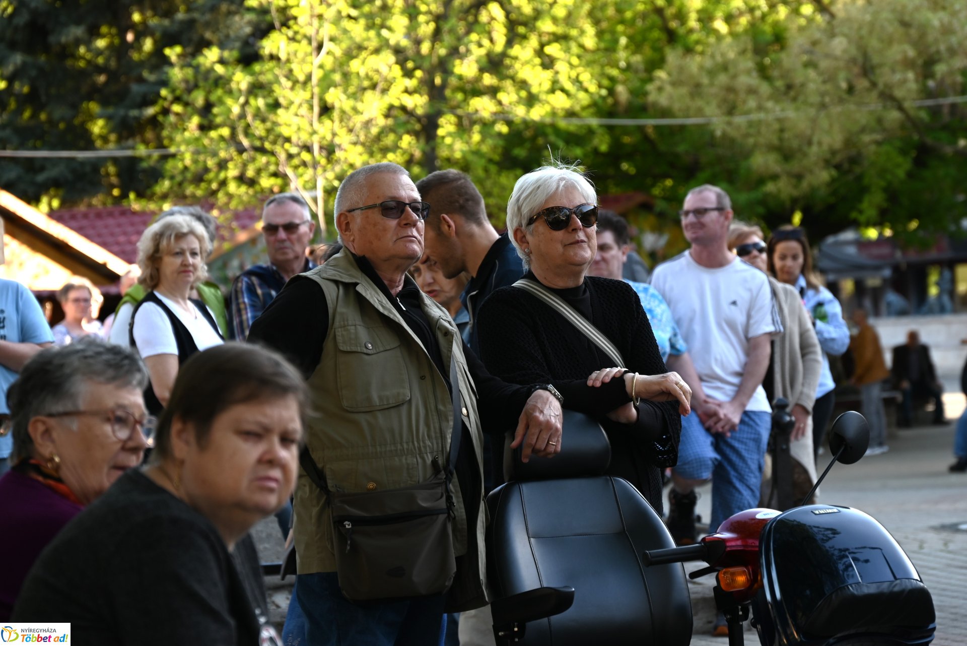 Tavaszi zsongás a Kossuth téren - az LK Beat Zenekar koncertje