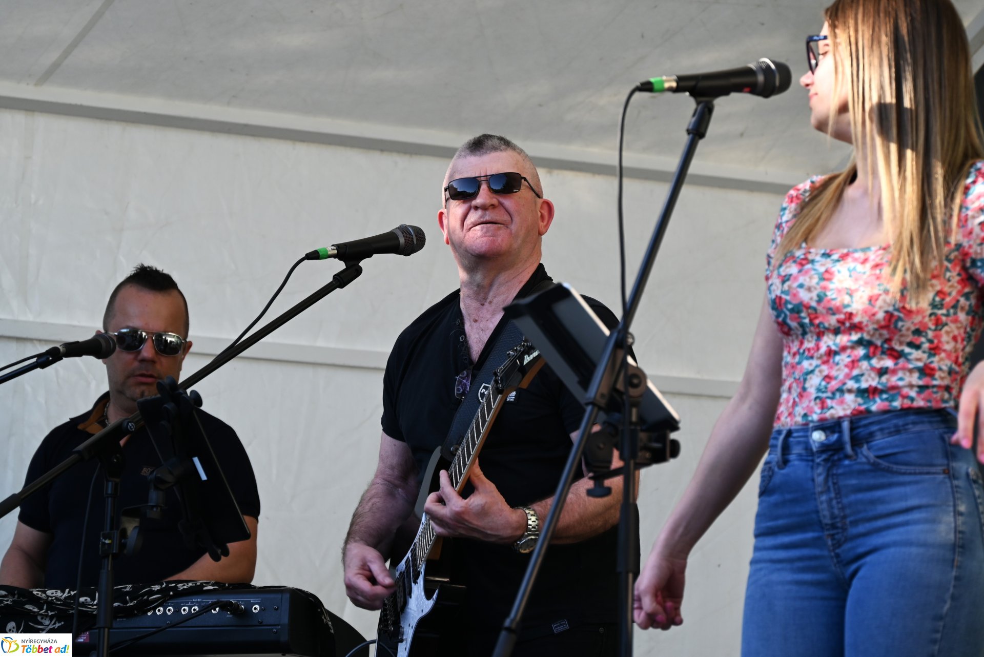 Tavaszi zsongás a Kossuth téren - az LK Beat Zenekar koncertje