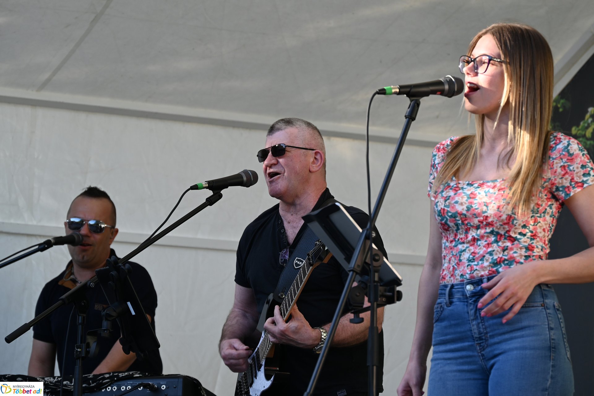 Tavaszi zsongás a Kossuth téren - az LK Beat Zenekar koncertje