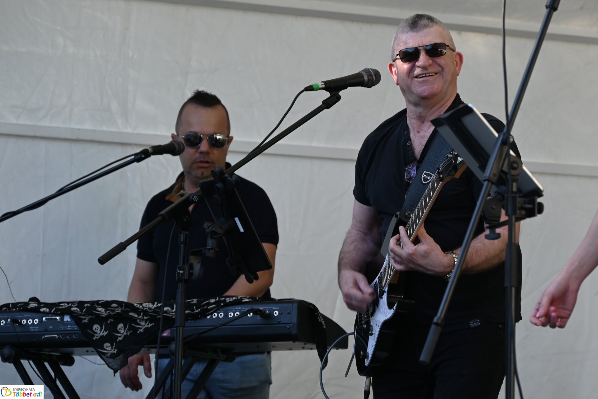 Tavaszi zsongás a Kossuth téren - az LK Beat Zenekar koncertje