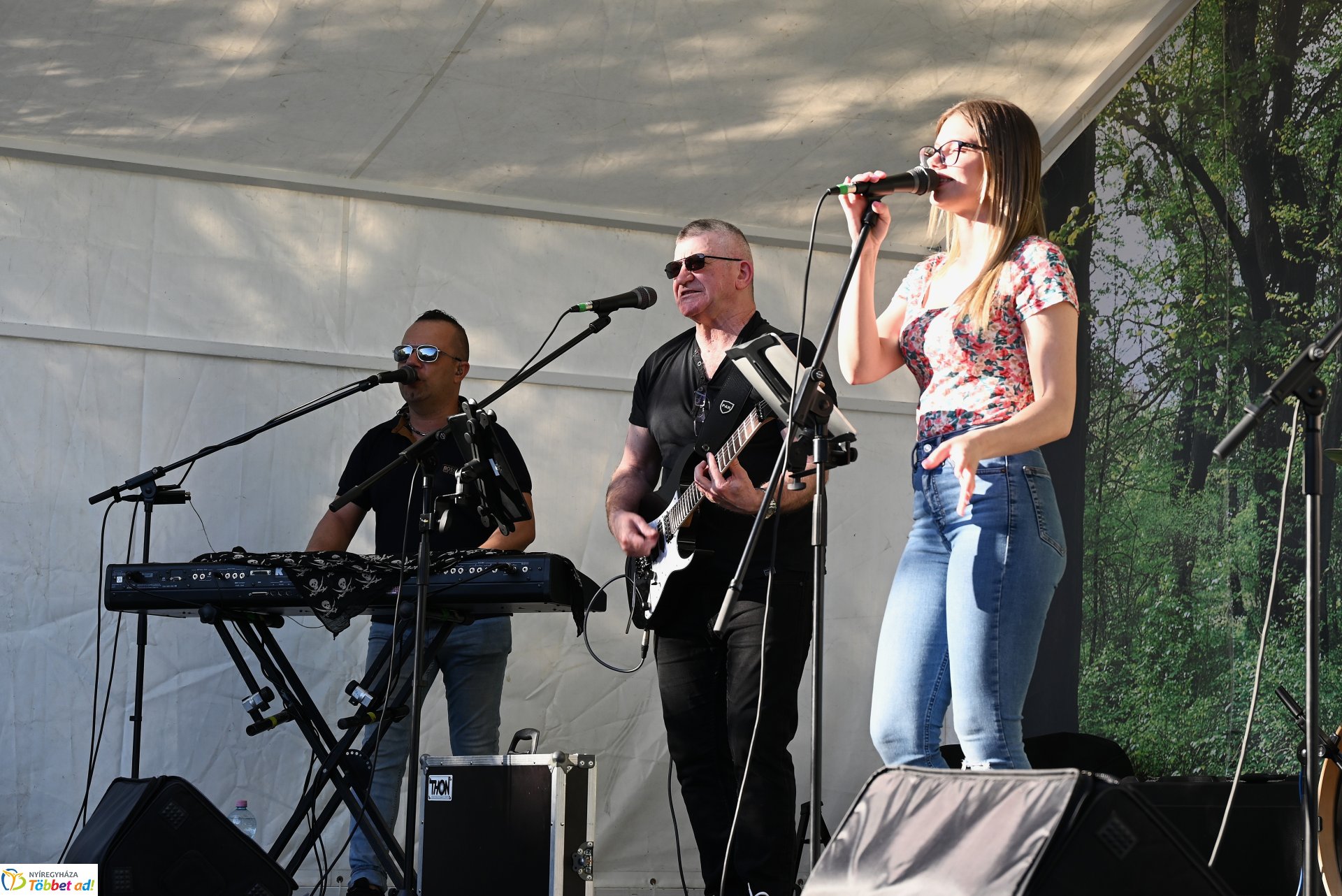 Tavaszi zsongás a Kossuth téren - az LK Beat Zenekar koncertje