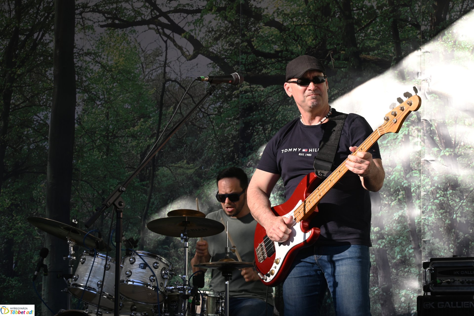 Tavaszi zsongás a Kossuth téren - az LK Beat Zenekar koncertje