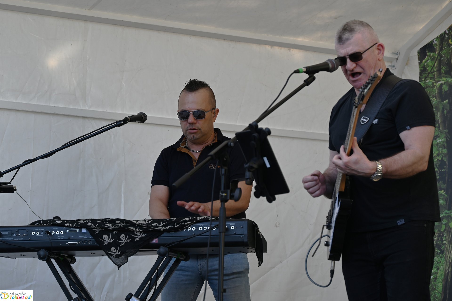 Tavaszi zsongás a Kossuth téren - az LK Beat Zenekar koncertje