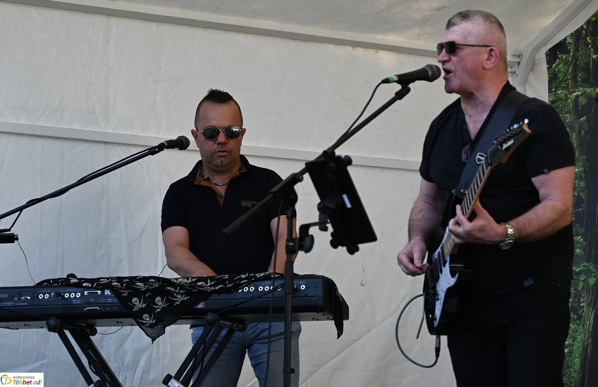 Tavaszi zsongás a Kossuth téren - az LK Beat Zenekar koncertje