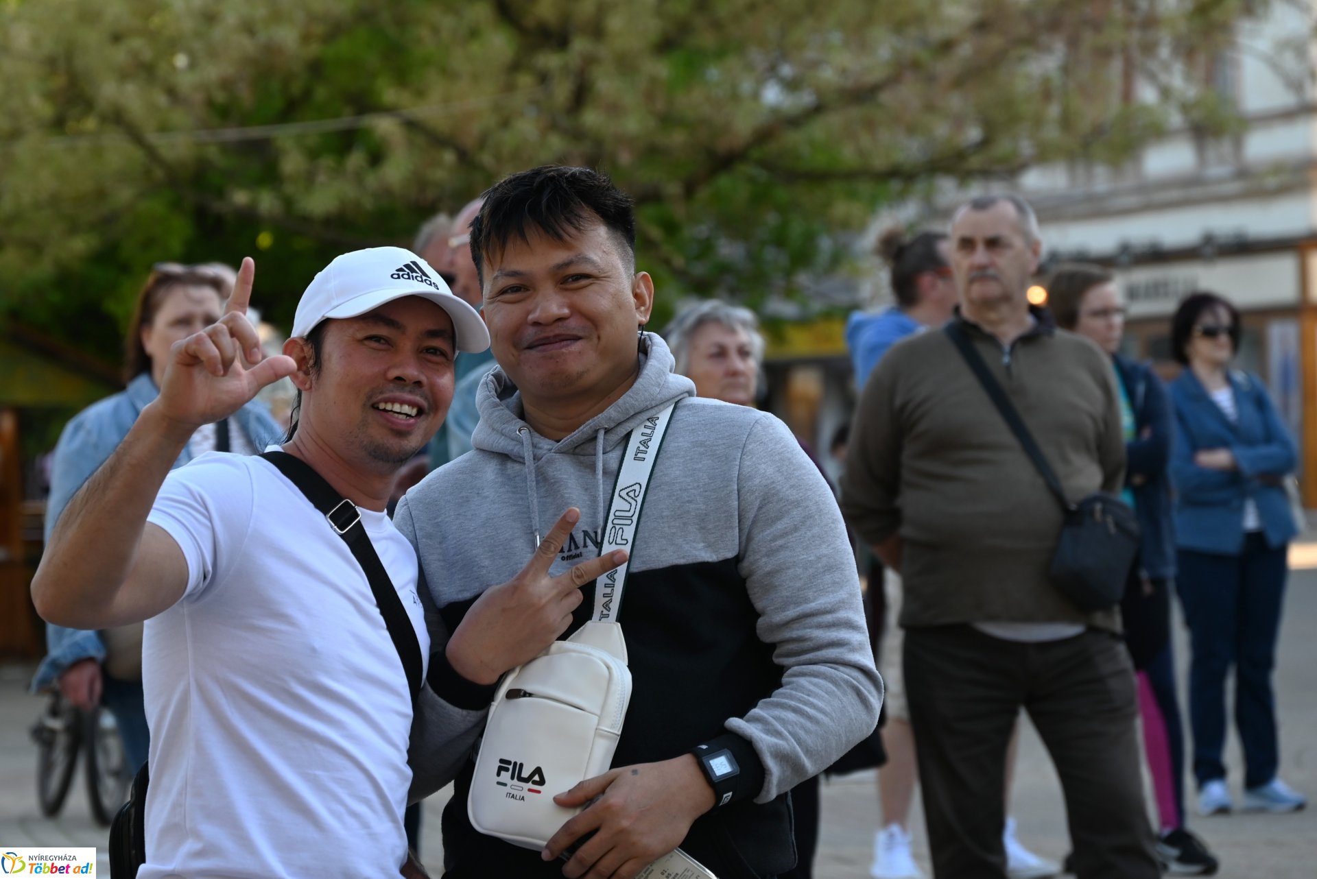 Tavaszi zsongás a Kossuth téren - az LK Beat Zenekar koncertje