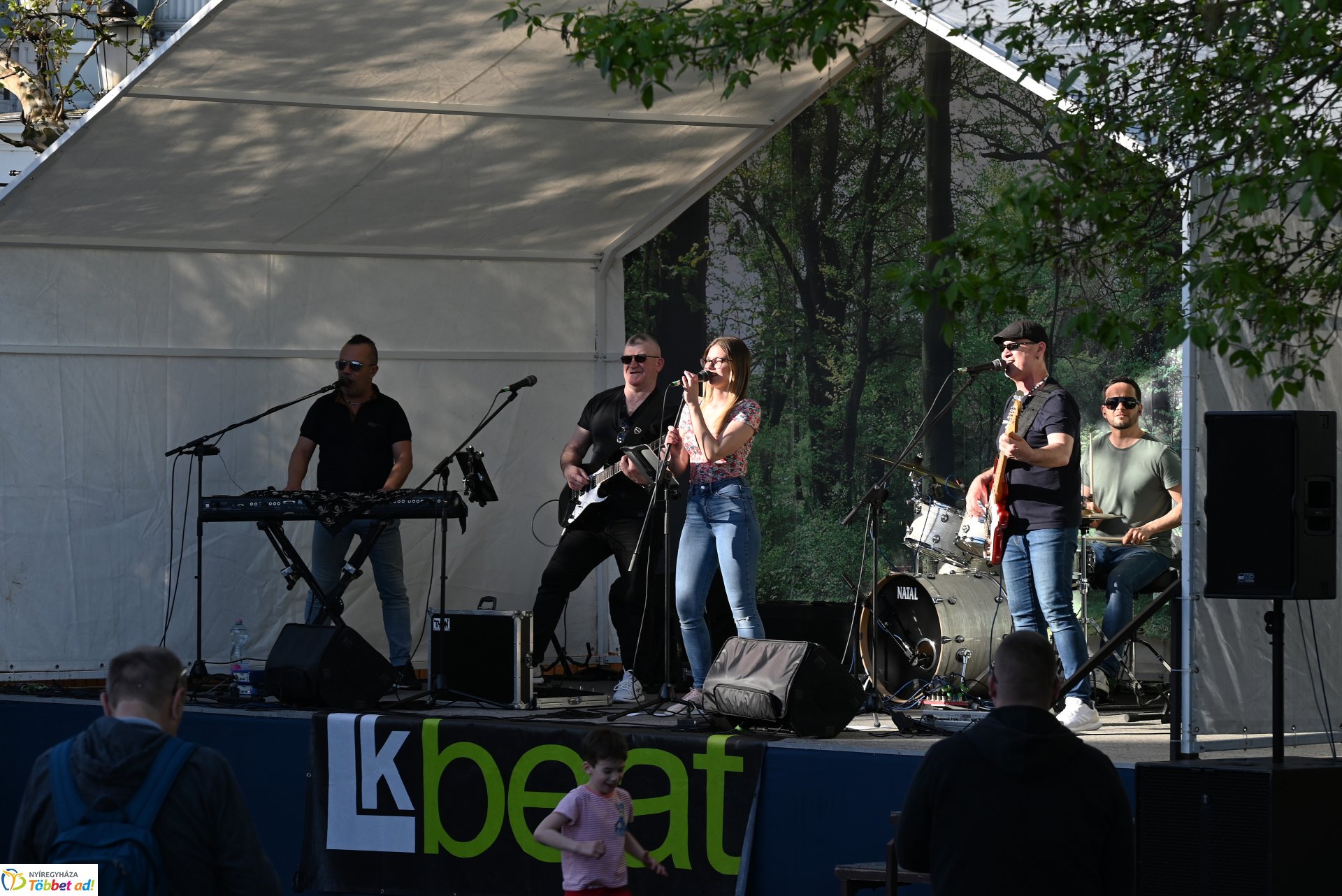 Tavaszi zsongás a Kossuth téren - az LK Beat Zenekar koncertje