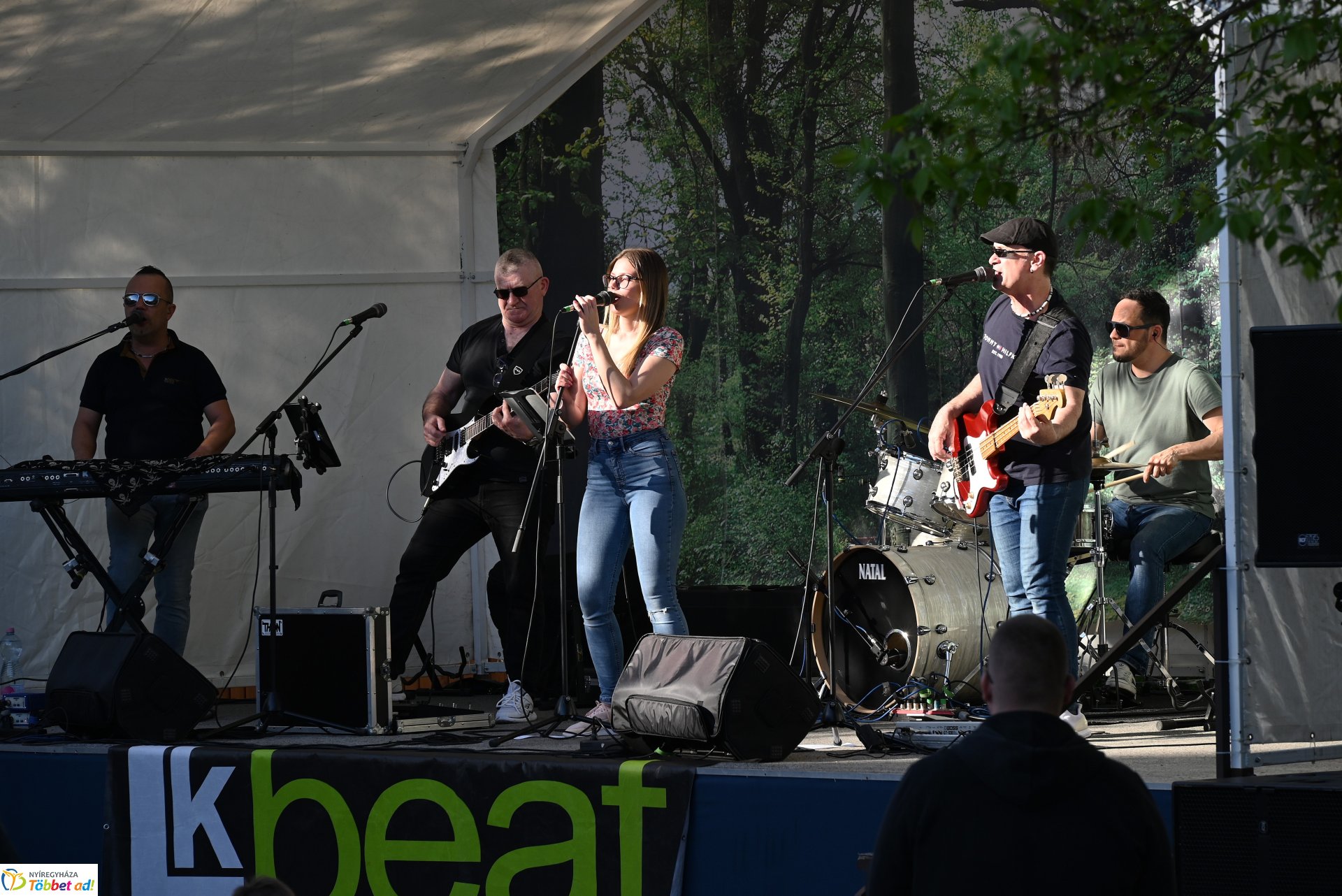 Tavaszi zsongás a Kossuth téren - az LK Beat Zenekar koncertje