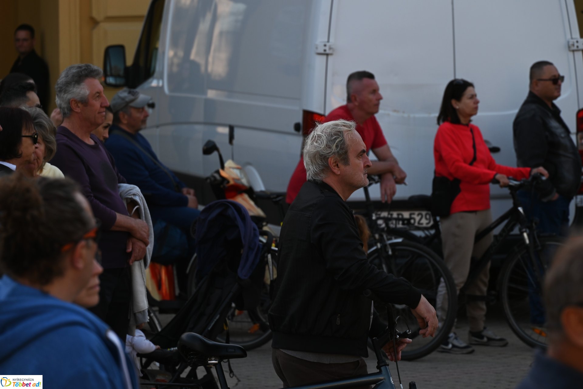 Tavaszi zsongás a Kossuth téren - az LK Beat Zenekar koncertje