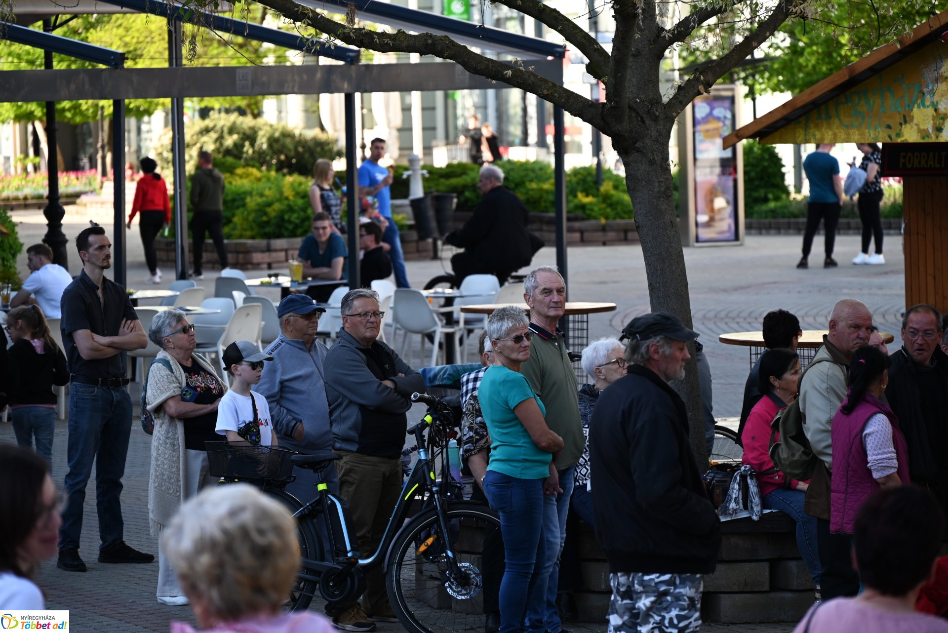 Tavaszi zsongás a Kossuth téren - az LK Beat Zenekar koncertje