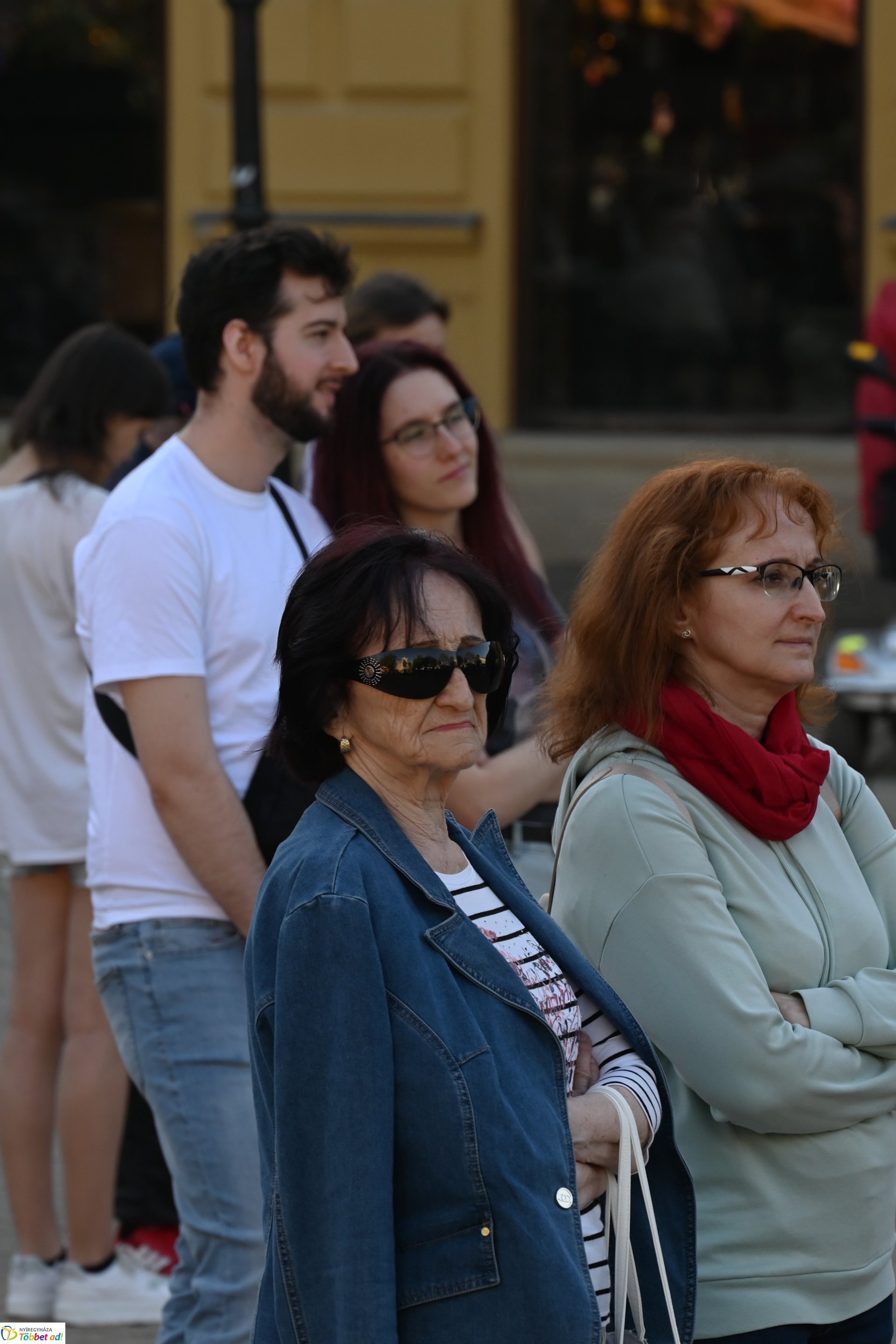 Tavaszi zsongás a Kossuth téren - az LK Beat Zenekar koncertje