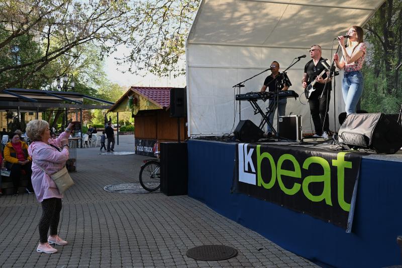 Tavaszi zsongás a Kossuth téren - az LK Beat Zenekar koncertje