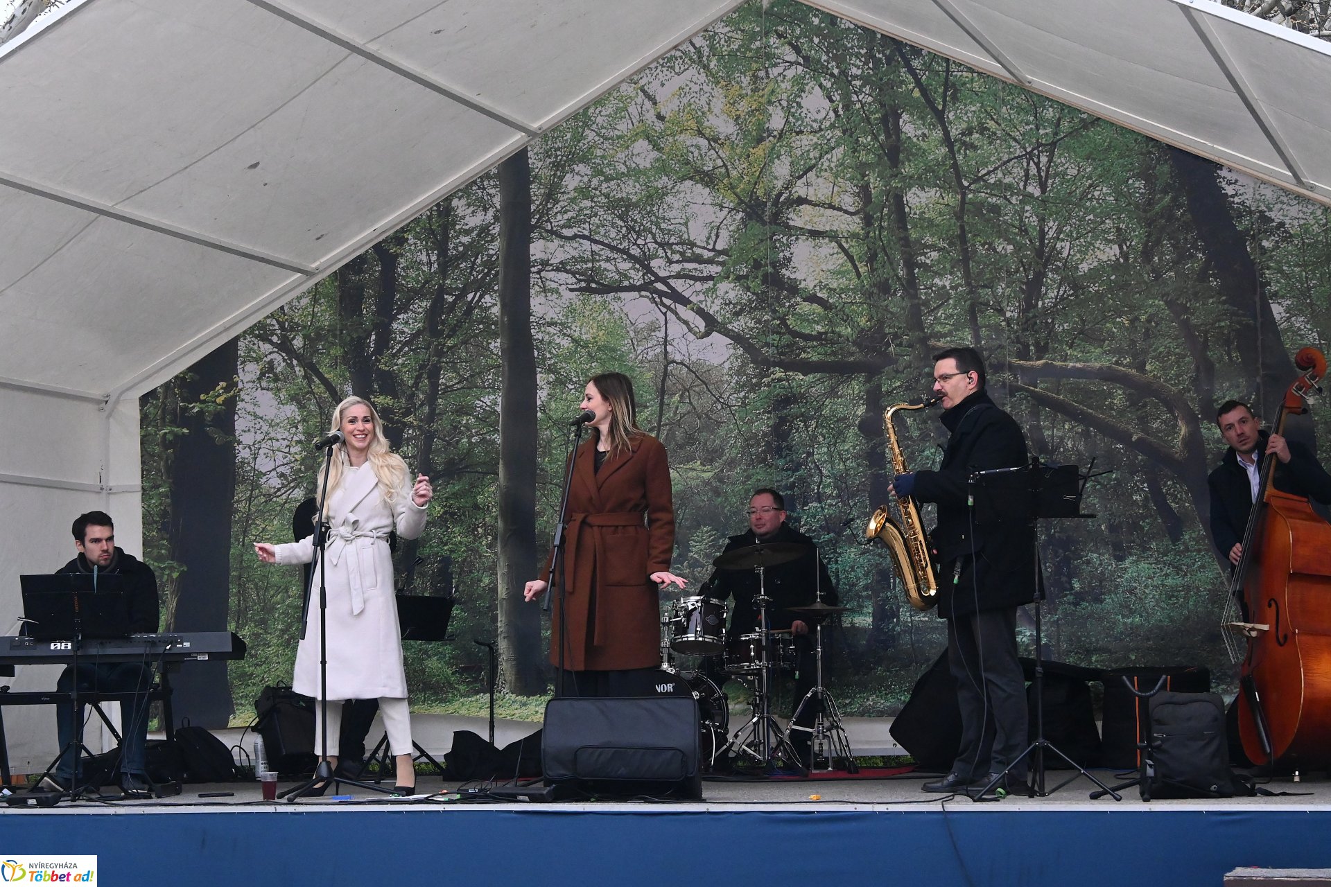 Tavaszi zsongás a Kossuth téren - az Orpheum Madams koncertje