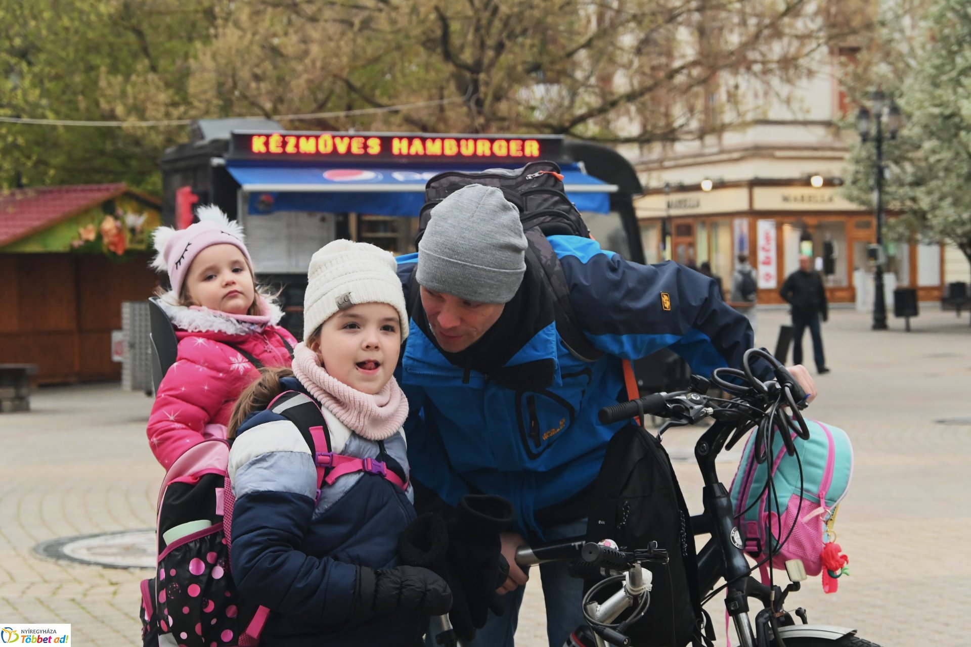 Tavaszi zsongás a Kossuth téren - az Orpheum Madams koncertje