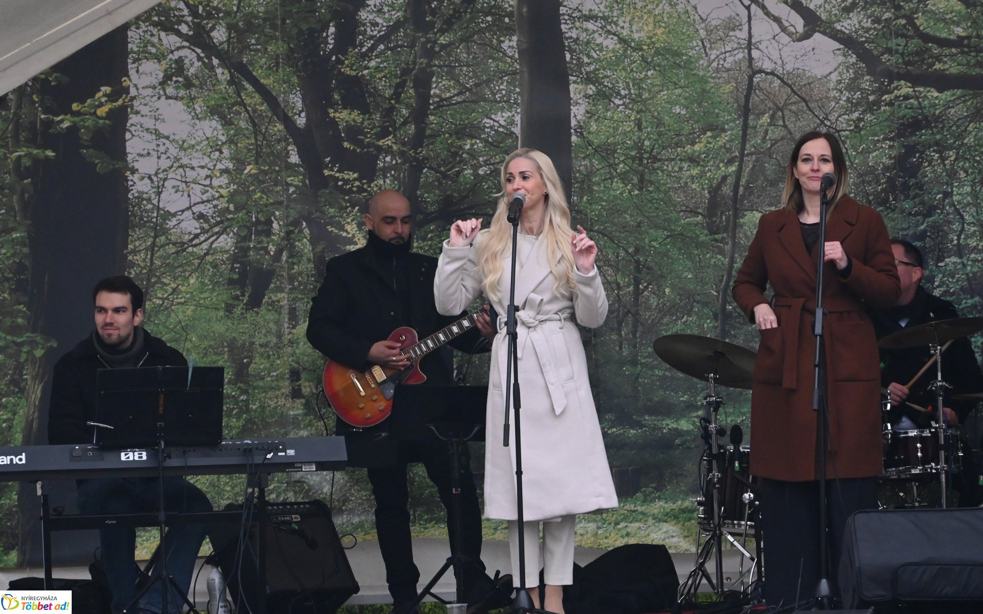 Tavaszi zsongás a Kossuth téren - az Orpheum Madams koncertje
