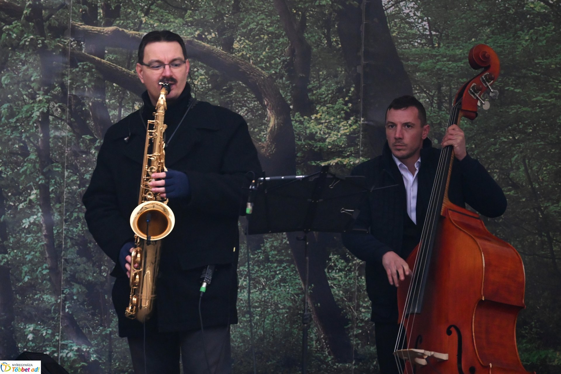 Tavaszi zsongás a Kossuth téren - az Orpheum Madams koncertje