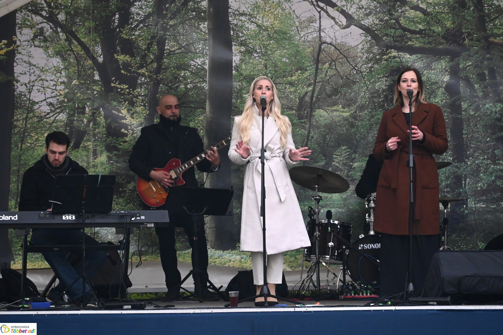 Tavaszi zsongás a Kossuth téren - az Orpheum Madams koncertje