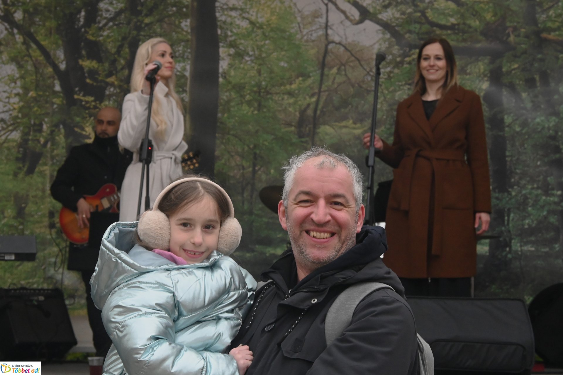 Tavaszi zsongás a Kossuth téren - az Orpheum Madams koncertje