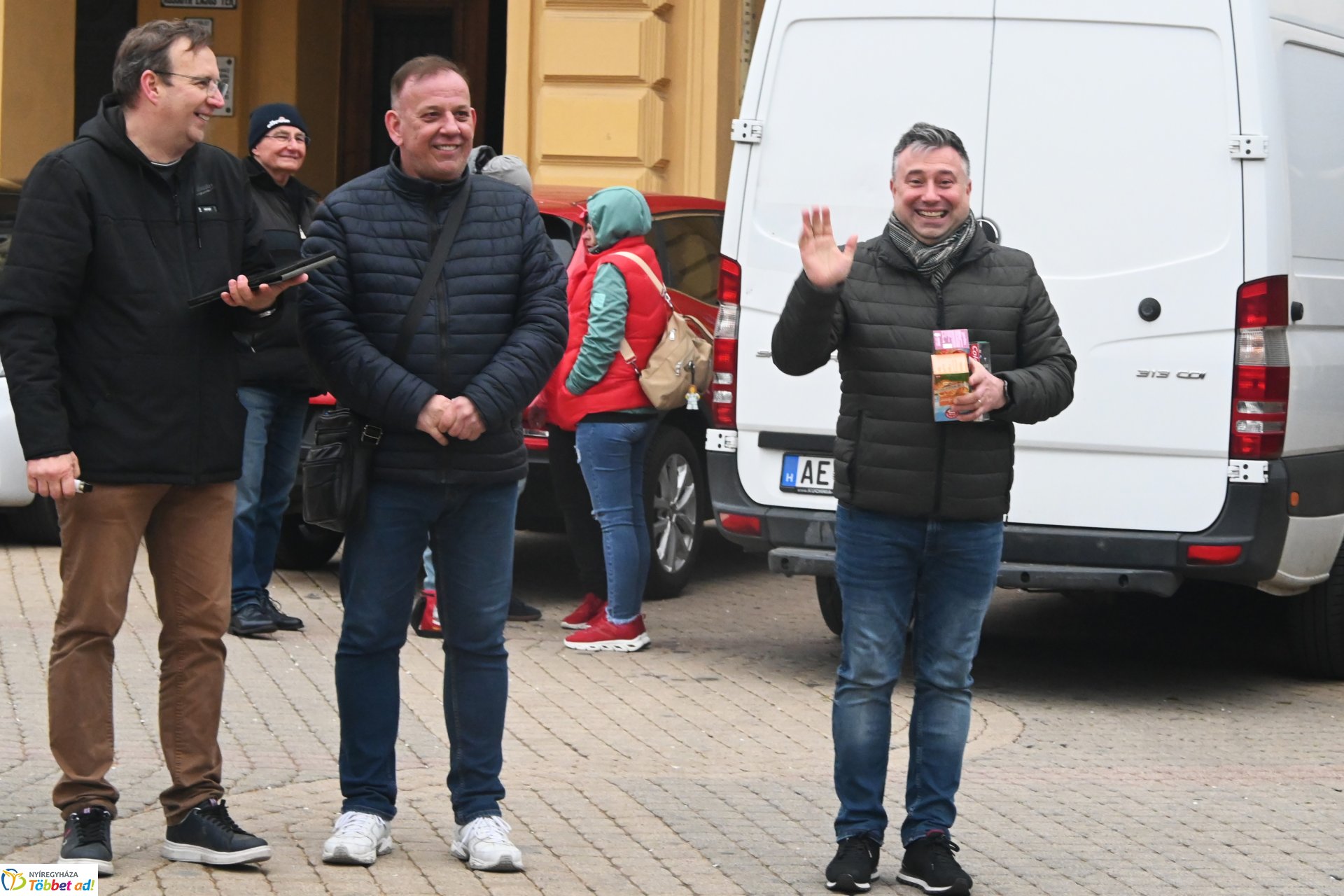 Tavaszi zsongás a Kossuth téren - az Orpheum Madams koncertje