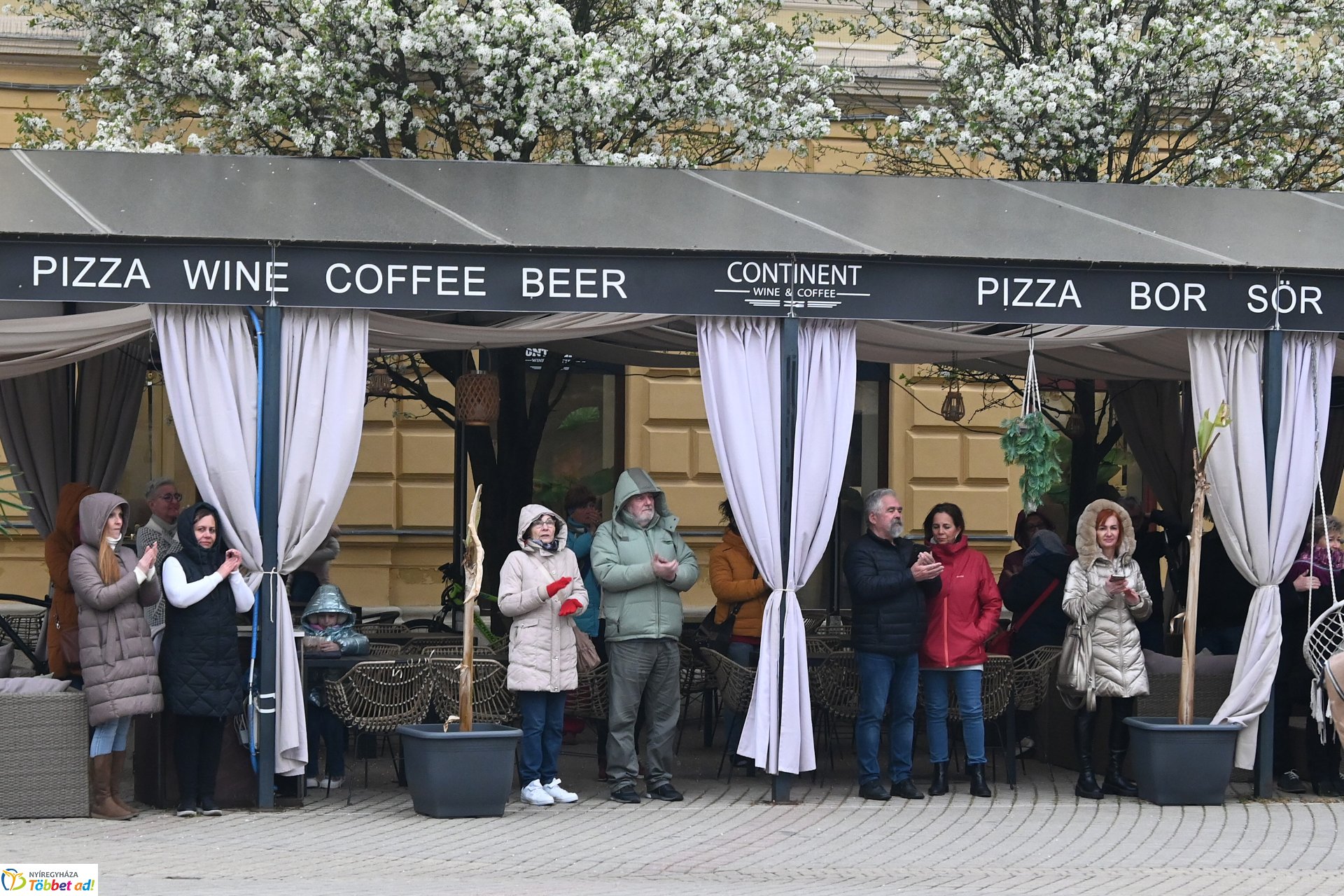 Tavaszi zsongás a Kossuth téren - az Orpheum Madams koncertje