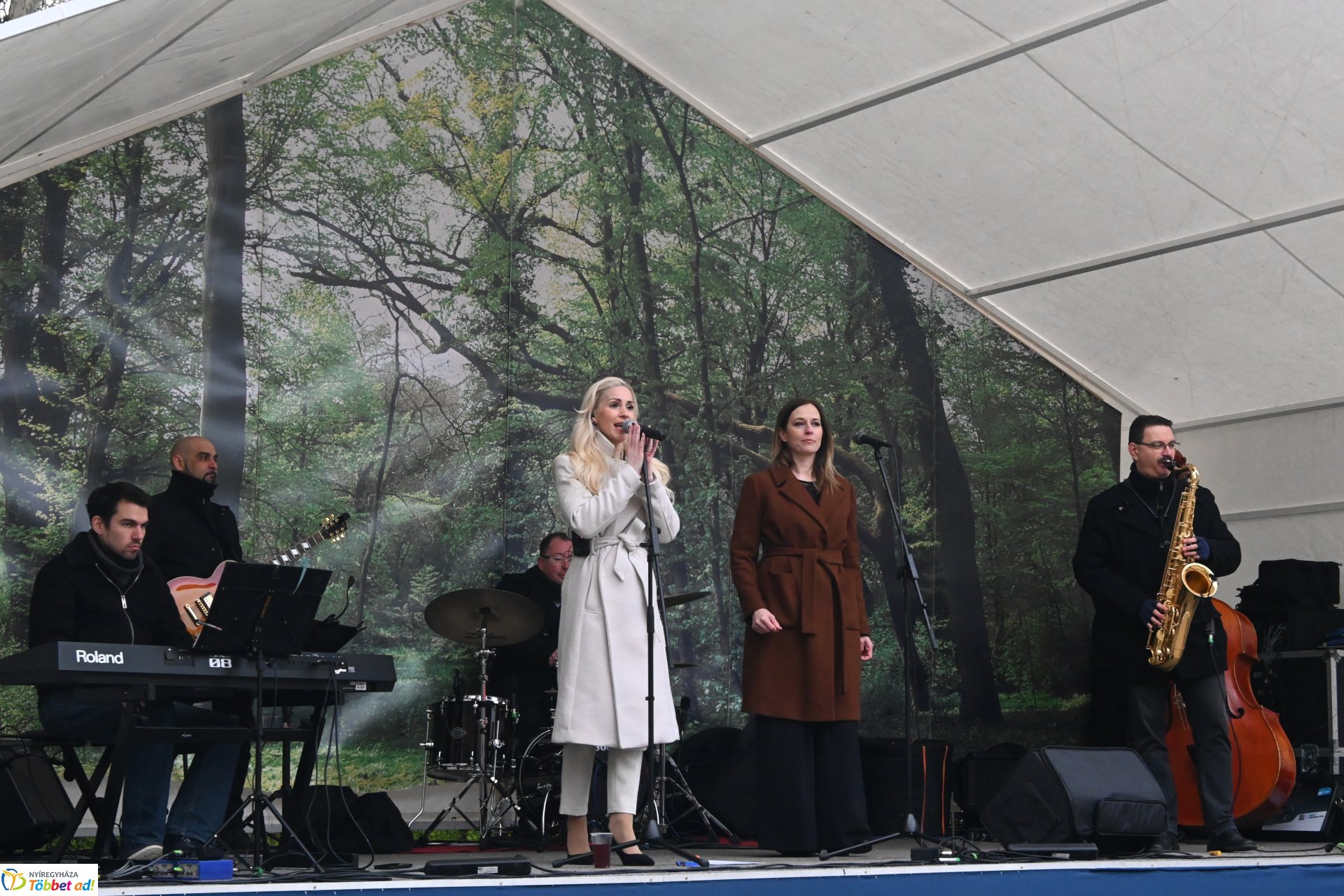 Tavaszi zsongás a Kossuth téren - az Orpheum Madams koncertje