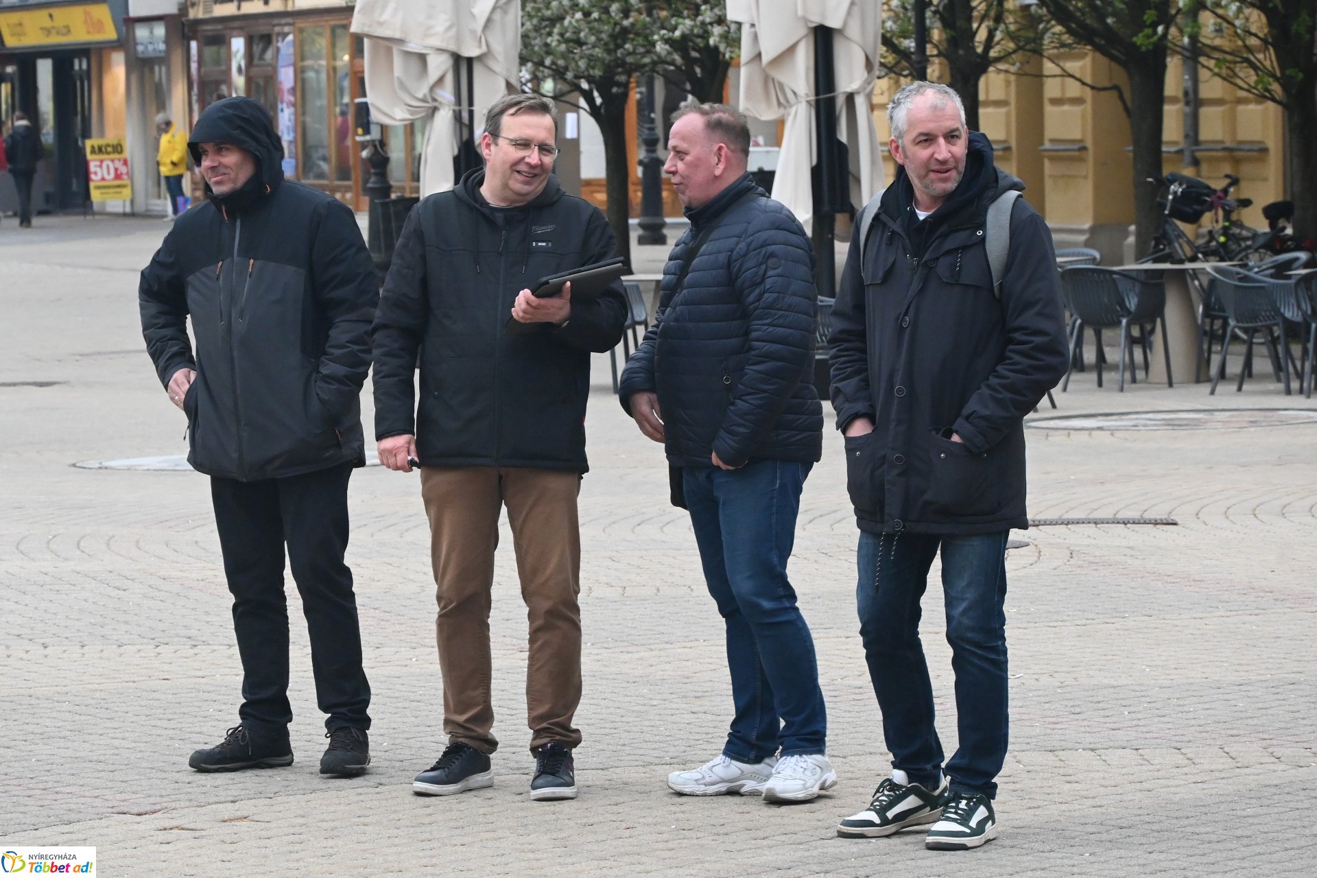 Tavaszi zsongás a Kossuth téren - az Orpheum Madams koncertje