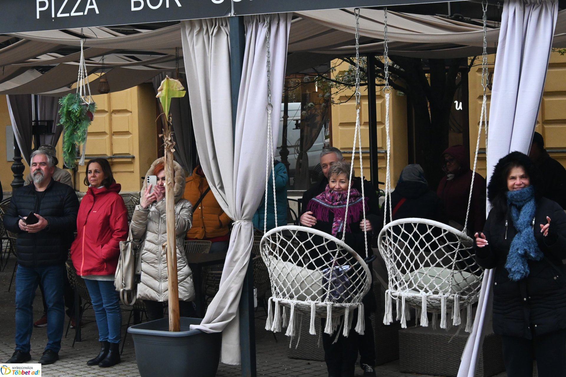 Tavaszi zsongás a Kossuth téren - az Orpheum Madams koncertje