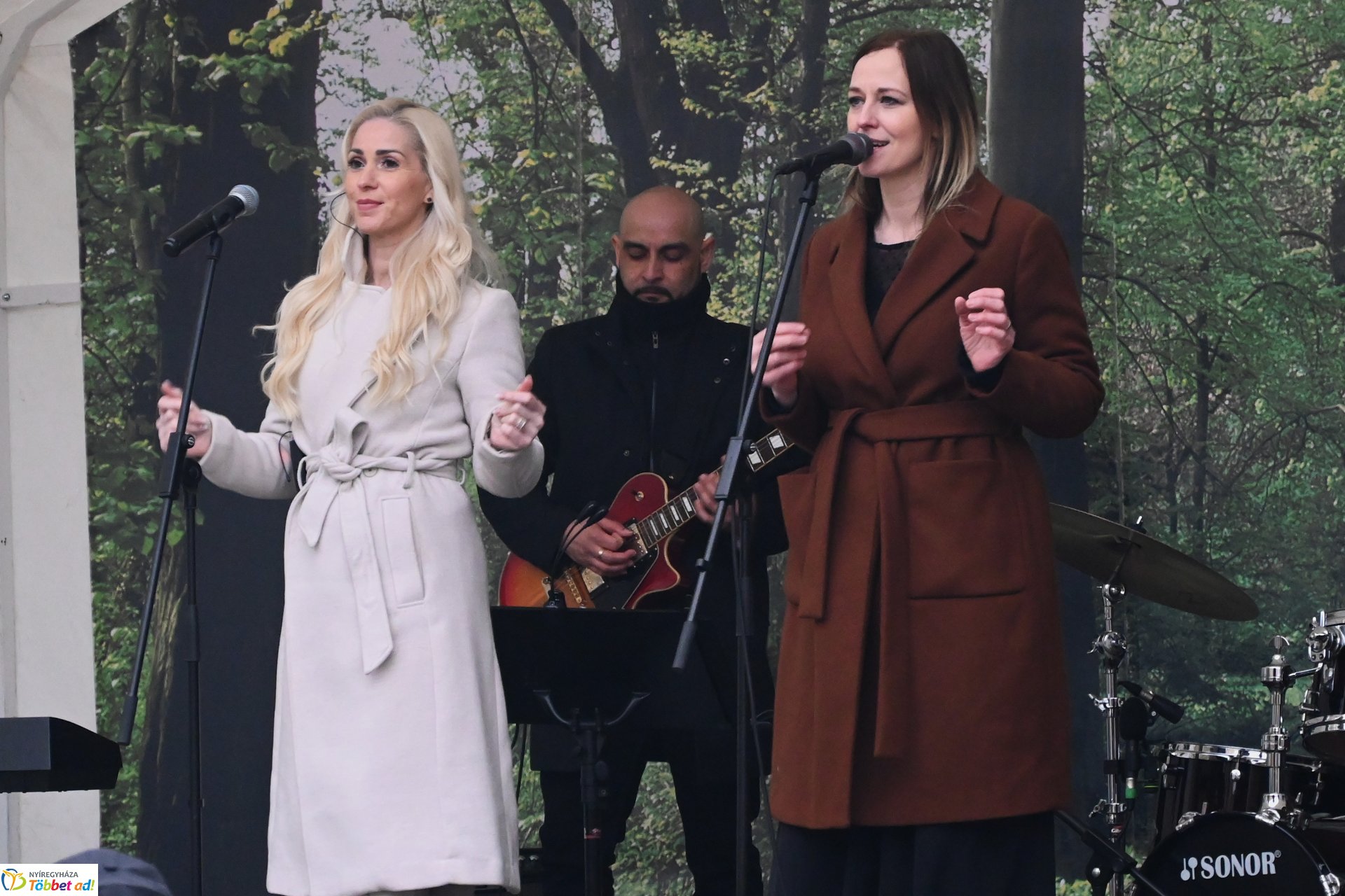 Tavaszi zsongás a Kossuth téren - az Orpheum Madams koncertje