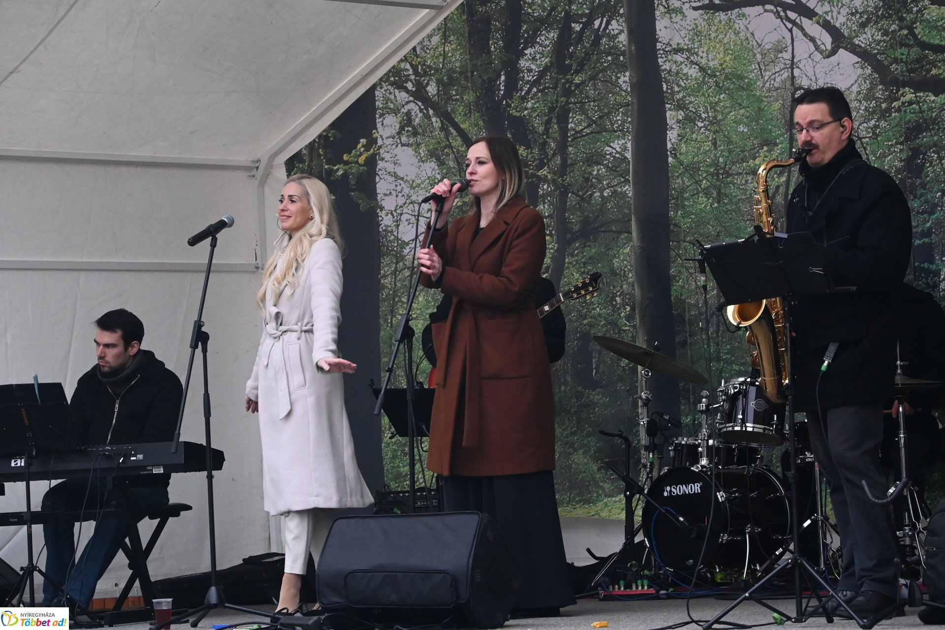 Tavaszi zsongás a Kossuth téren - az Orpheum Madams koncertje