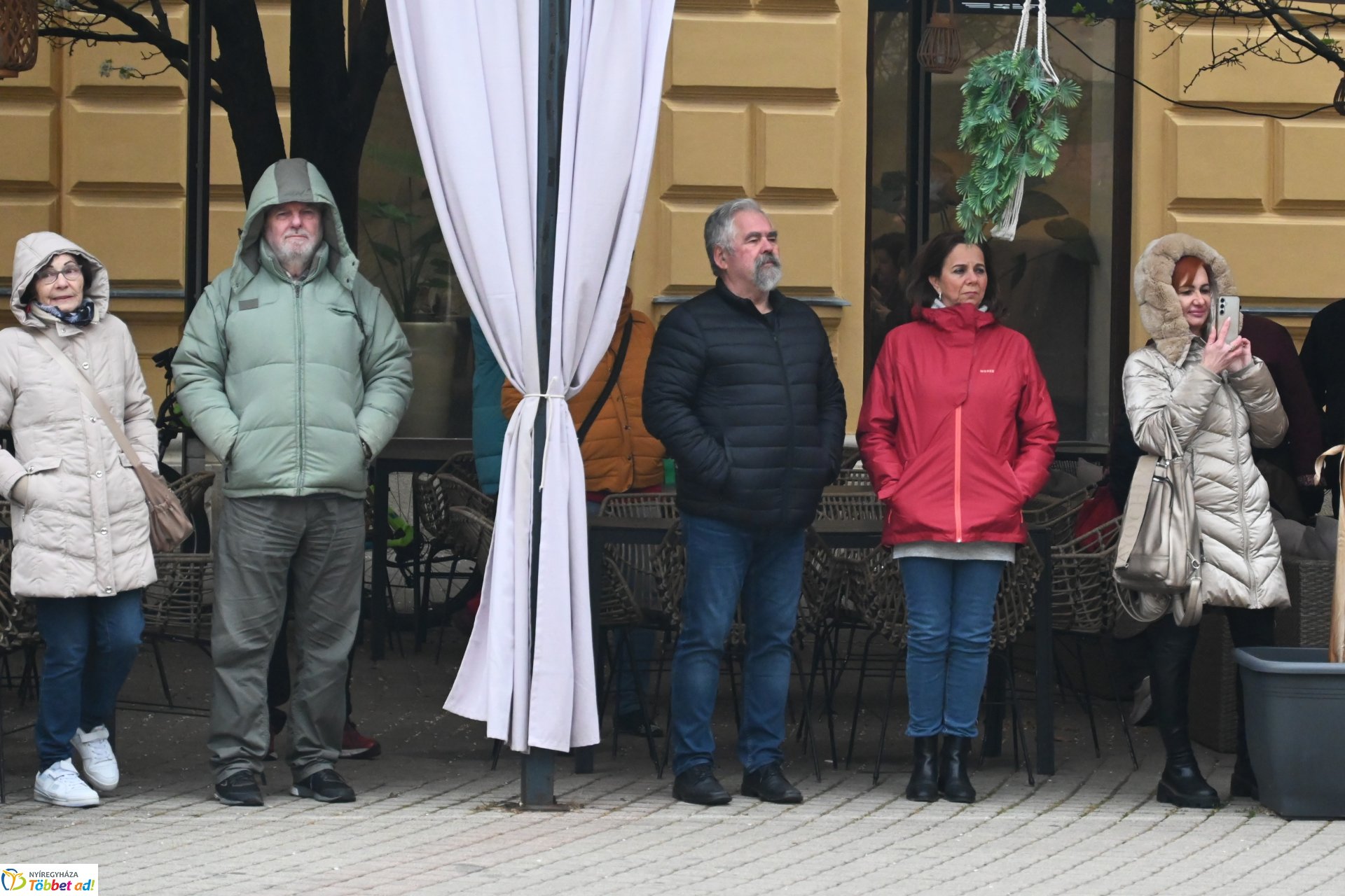 Tavaszi zsongás a Kossuth téren - az Orpheum Madams koncertje