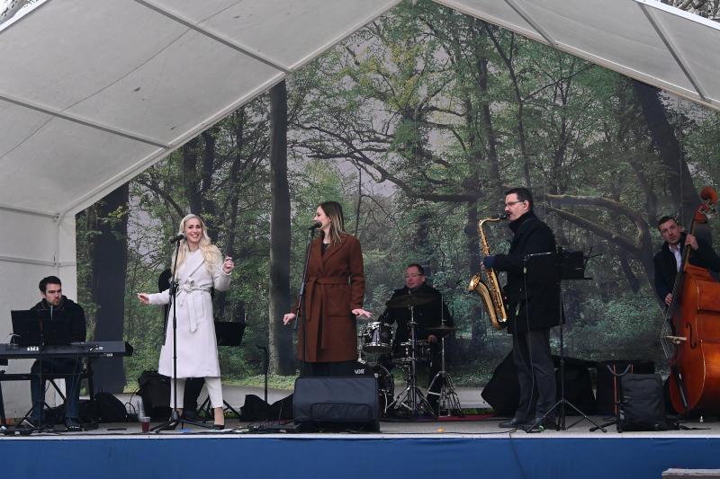Tavaszi zsongás a Kossuth téren - az Orpheum Madams koncertje
